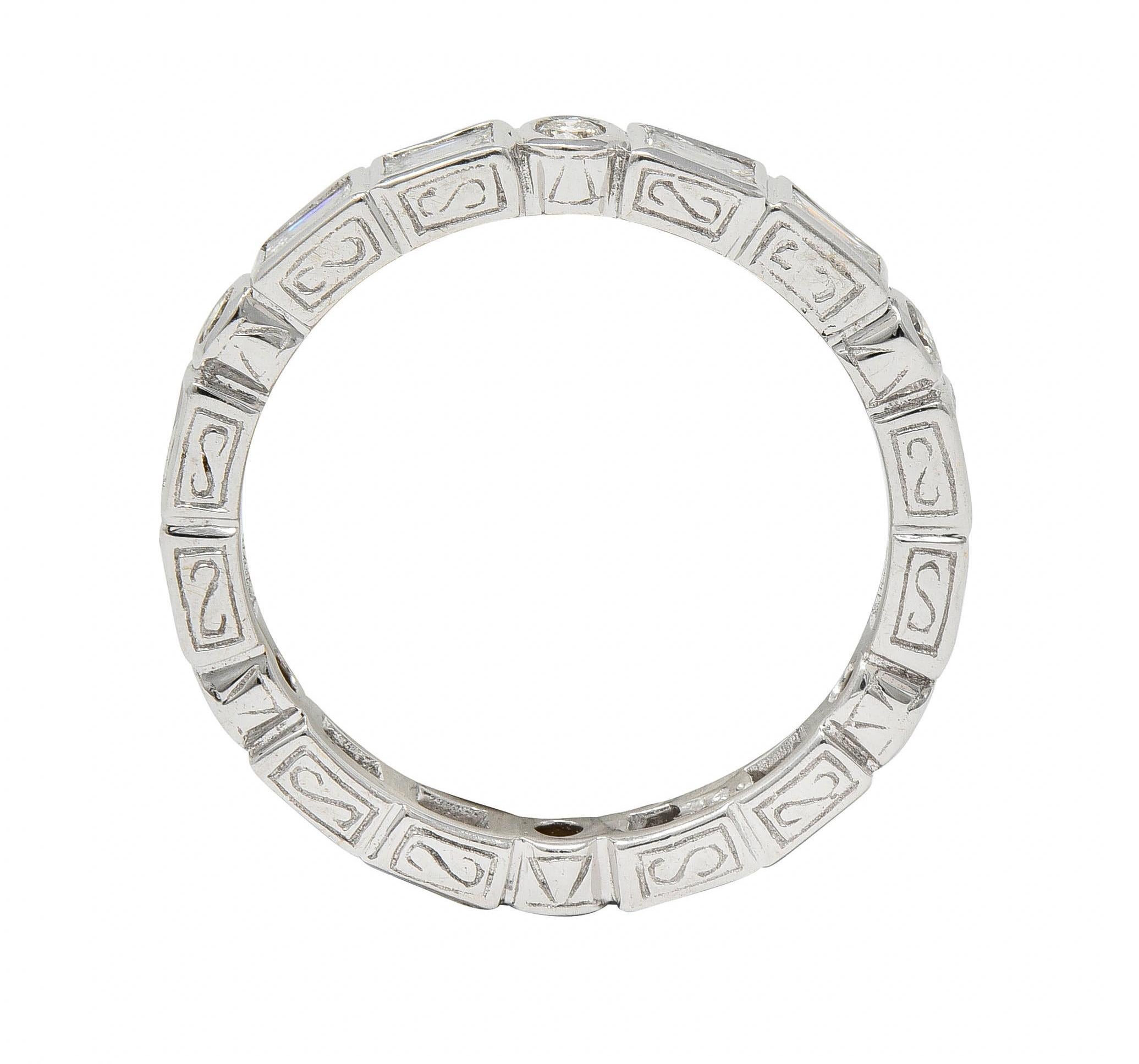 Contemporary 1.26 CTW Diamond 18 Karat Gold Eternity Wedding Band Ring (anneau de mariage éternel en or 18 carats) en vente 1