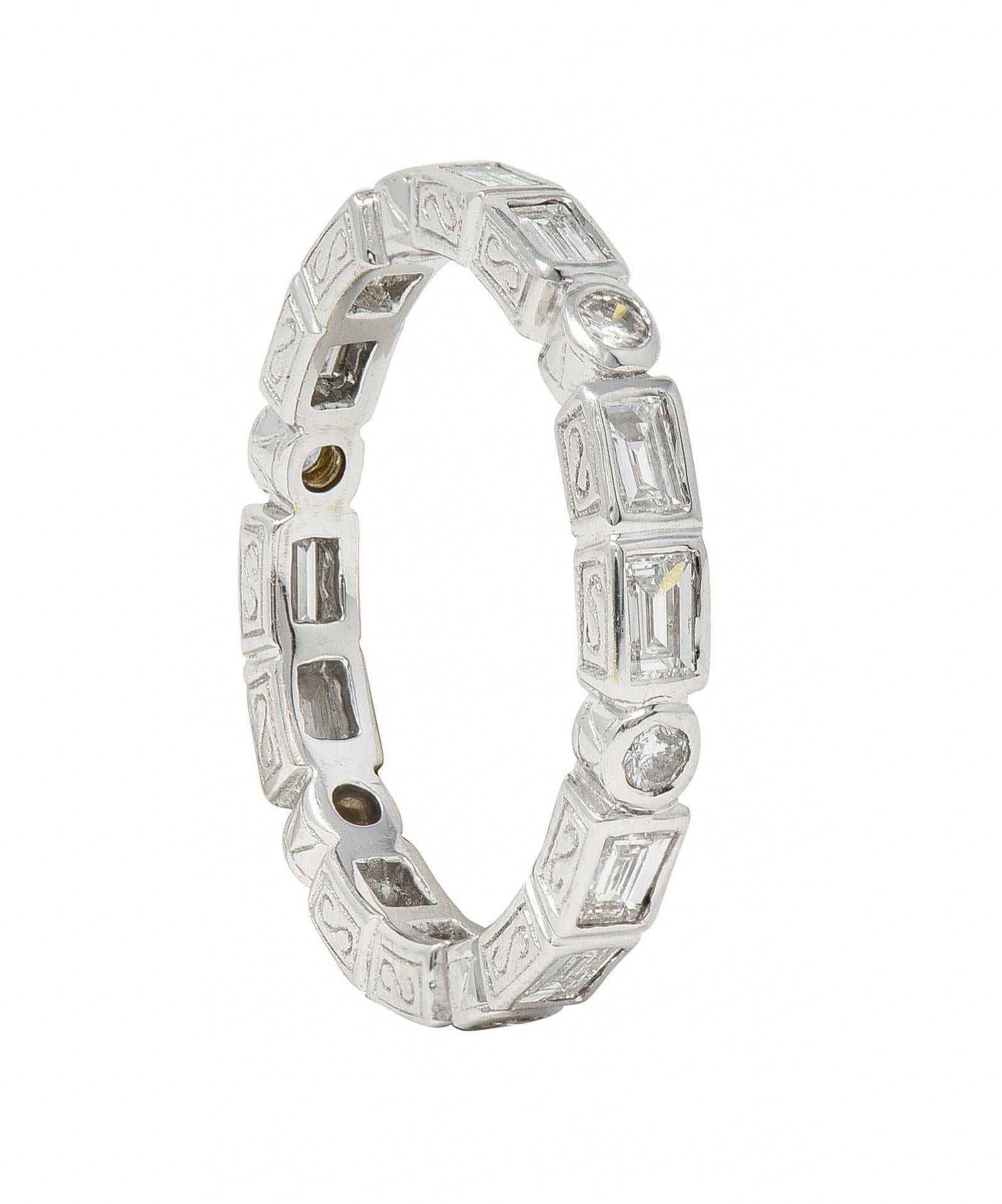 Contemporary 1.26 CTW Diamond 18 Karat Gold Eternity Wedding Band Ring (anneau de mariage éternel en or 18 carats) en vente 3