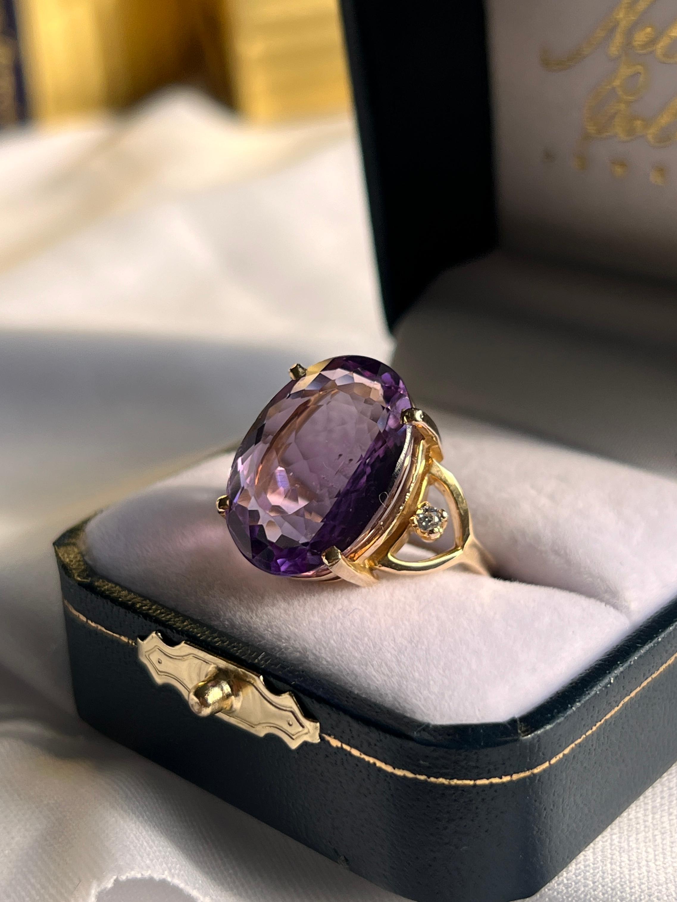 Zeitgenössischer Cocktailring mit 12,71 Karat Amethyst und Diamant aus 14k Gelbgold (Ovalschliff) im Angebot