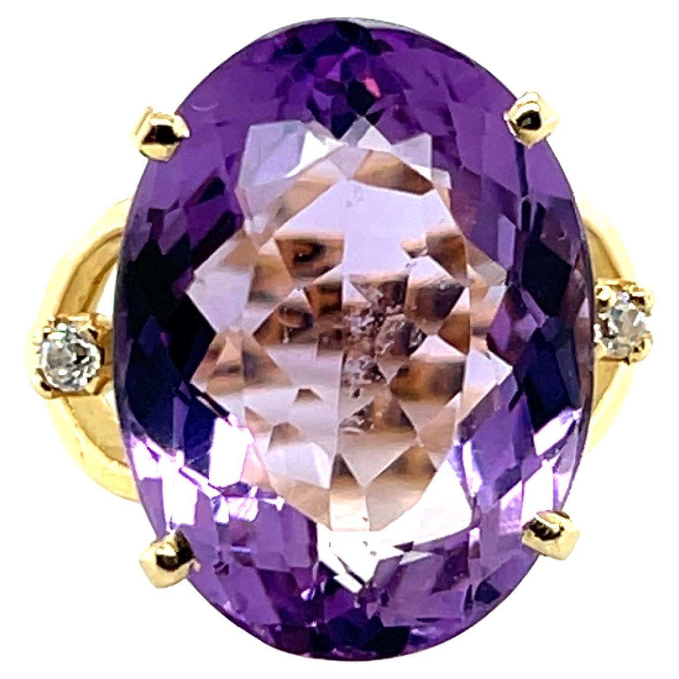 Bague cocktail contemporaine en or jaune 14k de 12,71 carats d
améthyste et de diamant