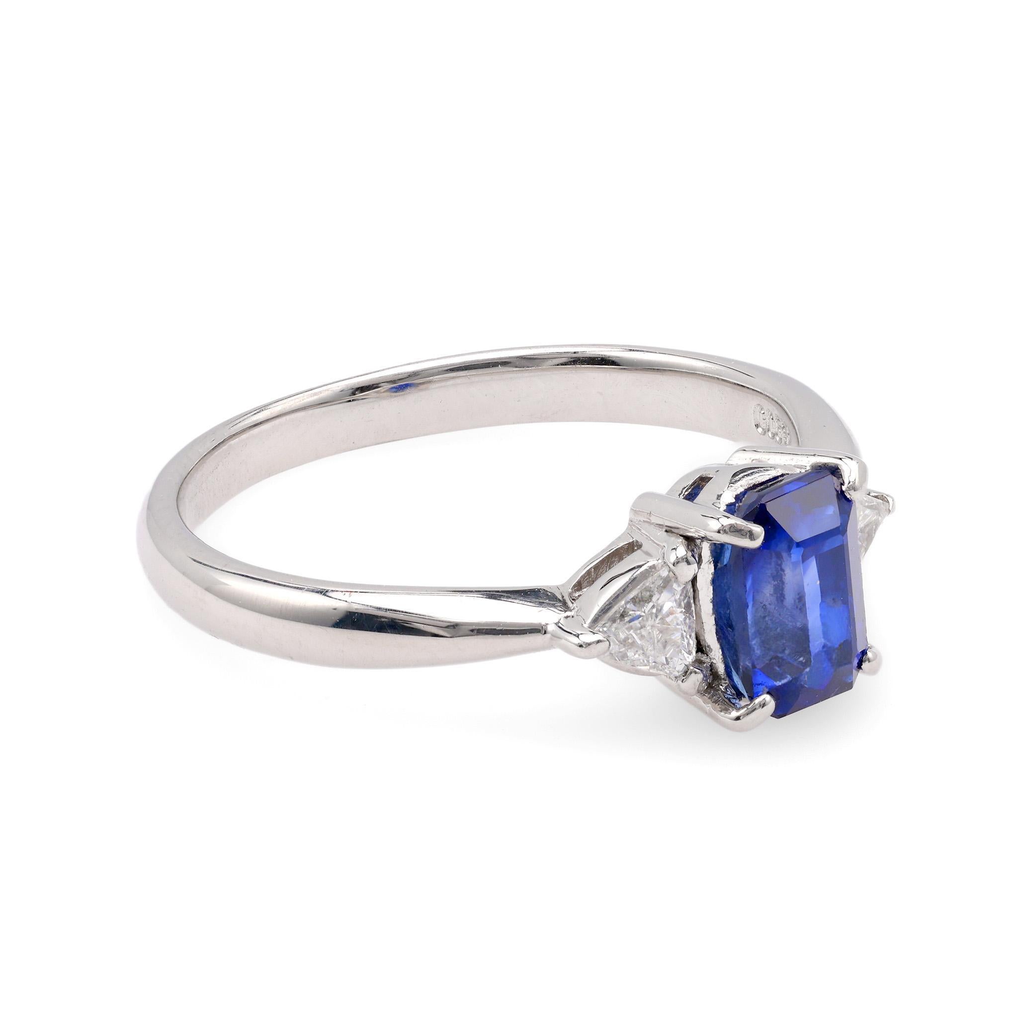 Contemporary 1.28 Carat Emerald Cut Sapphire Diamond Platinum Ring In Excellent Condition In Beverly Hills, CA