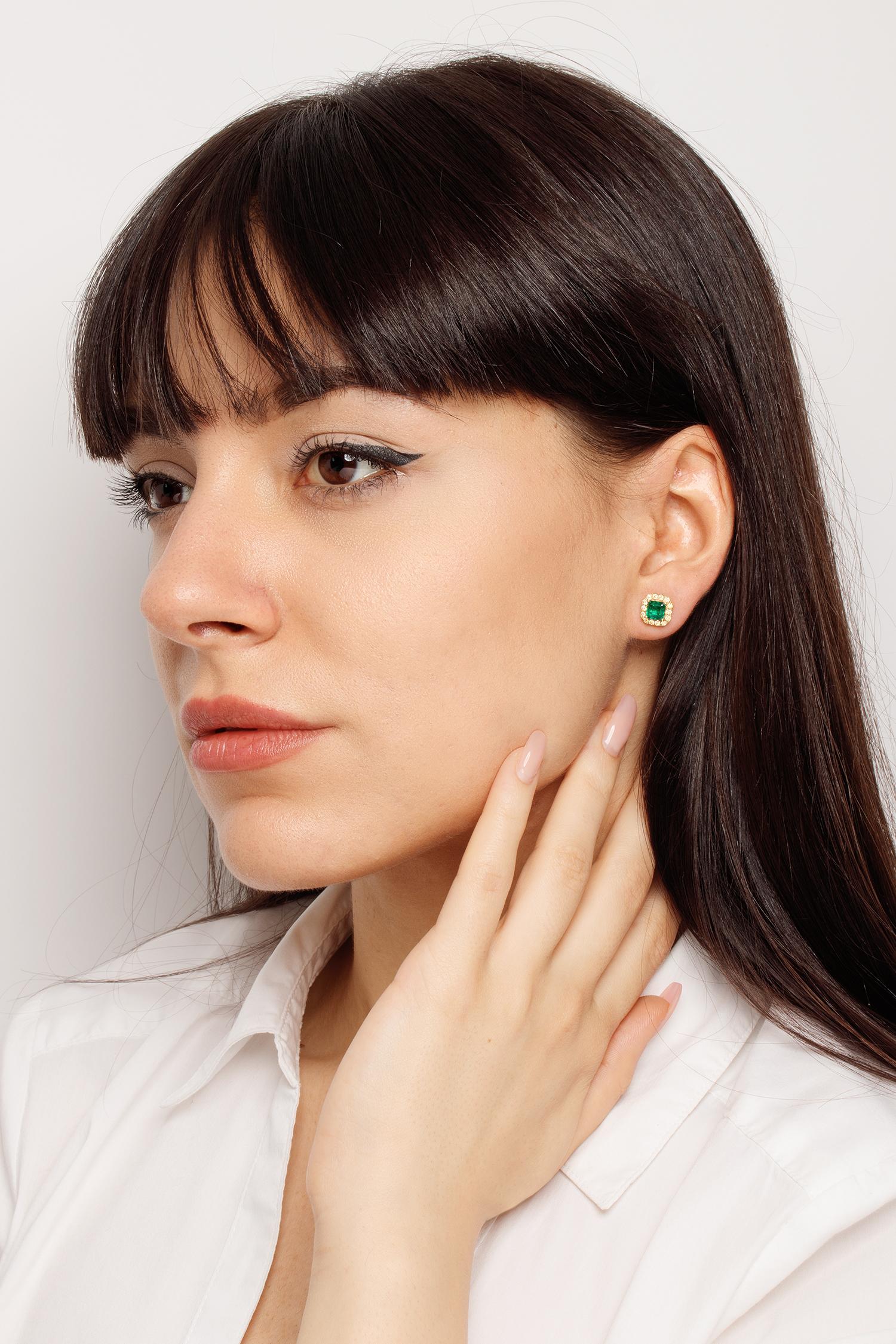 Contemporary 1.29ct Emerald and Fancy Yellow Diamond Earrings In condizioni buone in vendita a London, GB
