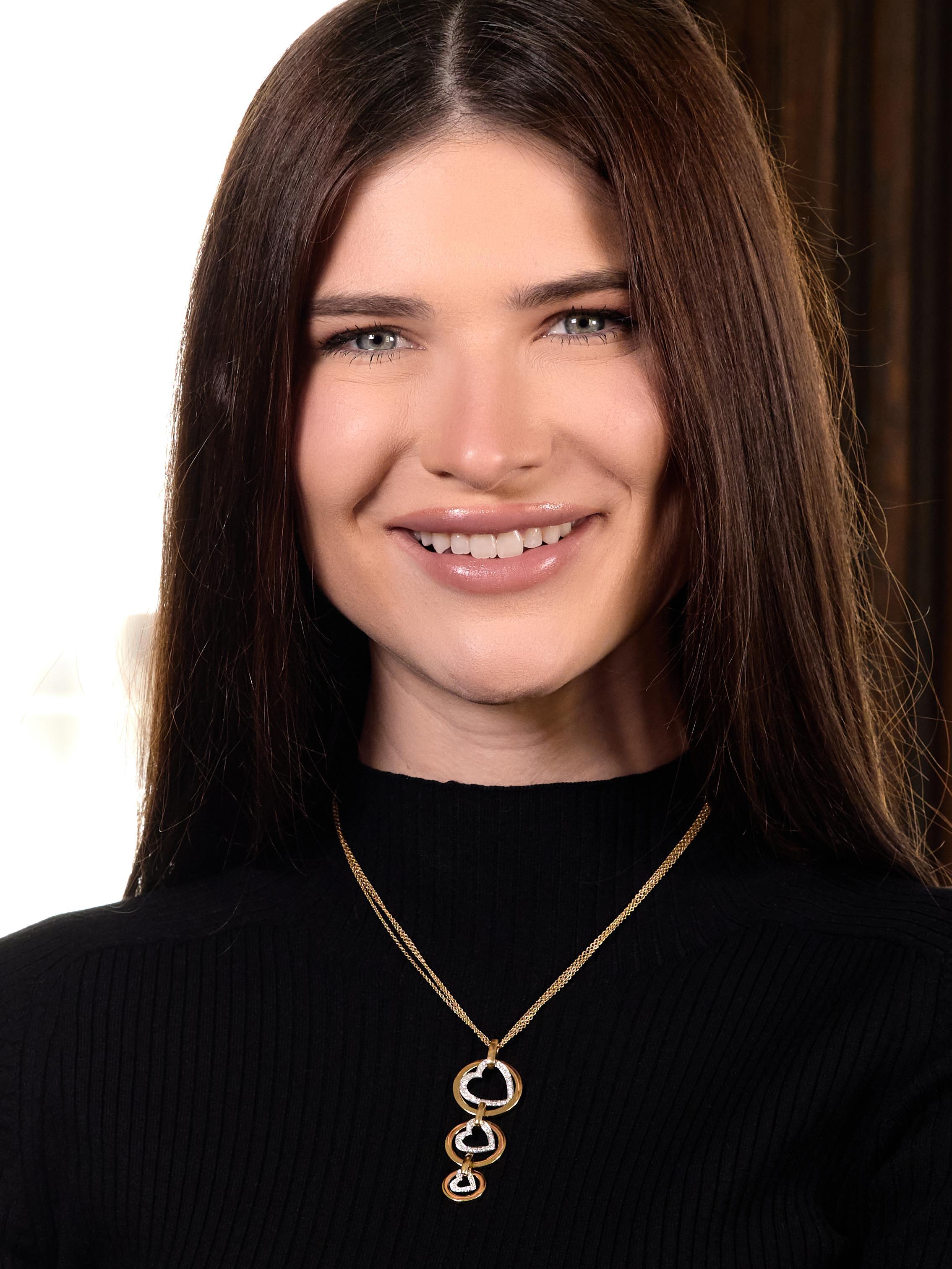 Entworfen als drei Stränge einer Kabelkette, an denen ein gestufter Tropfenanhänger hängt
Darstellung von drei abgestuften Kreisen aus Gelbgold, in deren Mitte sich jeweils ein Herz aus Weißgold befindet
Mit runden Diamanten im Brillantschliff mit