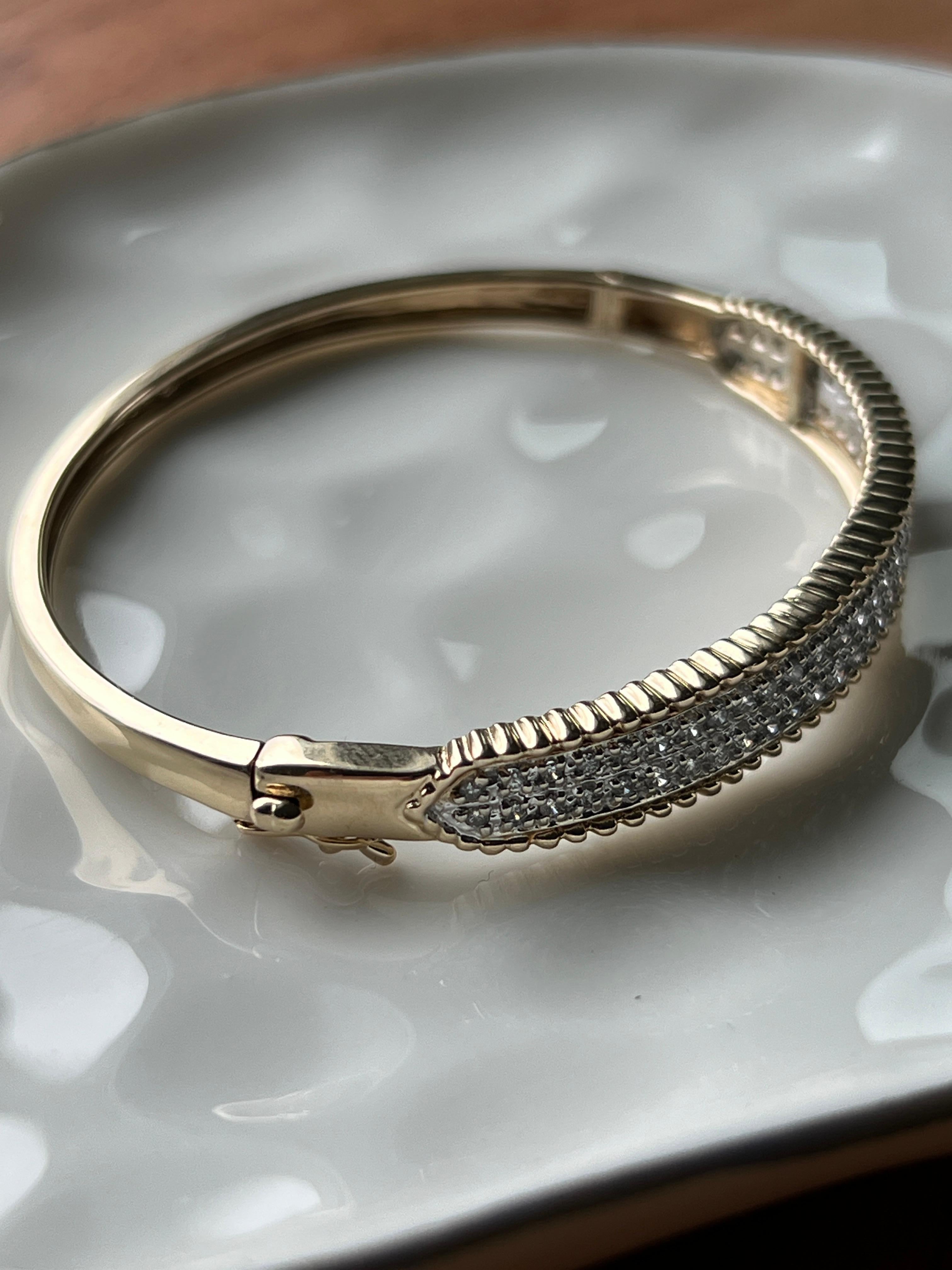 Contemporary 1.32 TCW Diamond 14k Yellow and White Gold Hinged Bangle Bracelet In Good Condition For Sale In Towson, MD