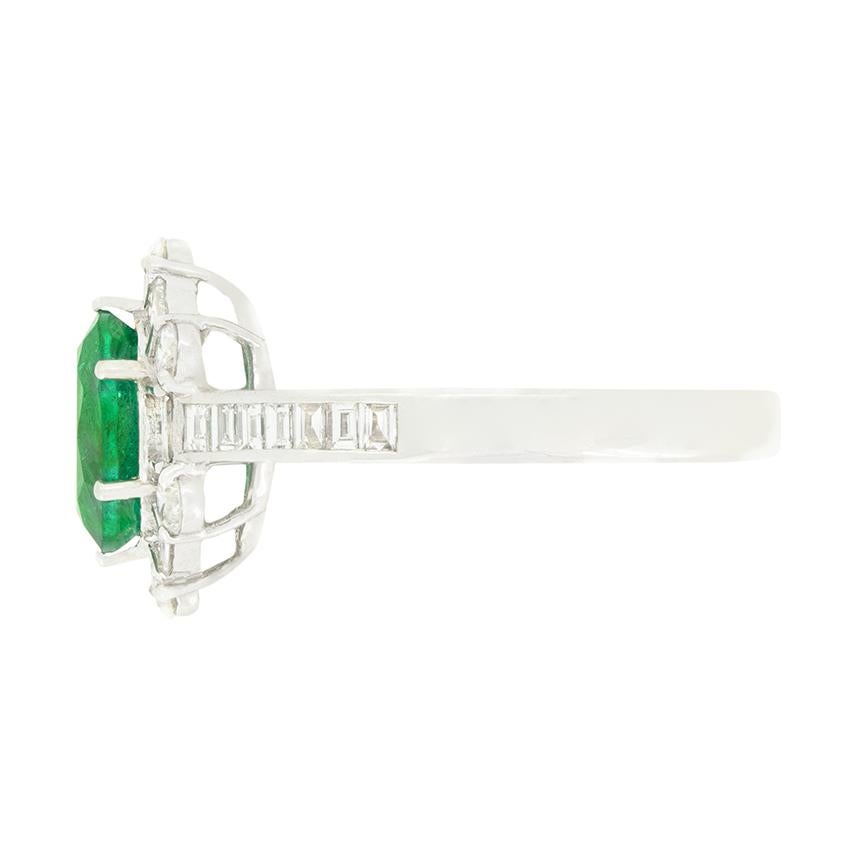 Zeitgenössischer 1,34ct Smaragd und Diamant Cluster Ring (Ovalschliff) im Angebot