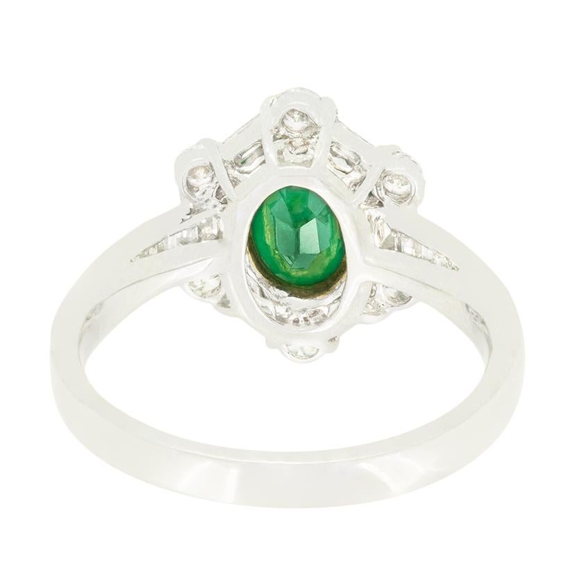 Zeitgenössischer 1,34ct Smaragd und Diamant Cluster Ring im Zustand „Gut“ im Angebot in London, GB