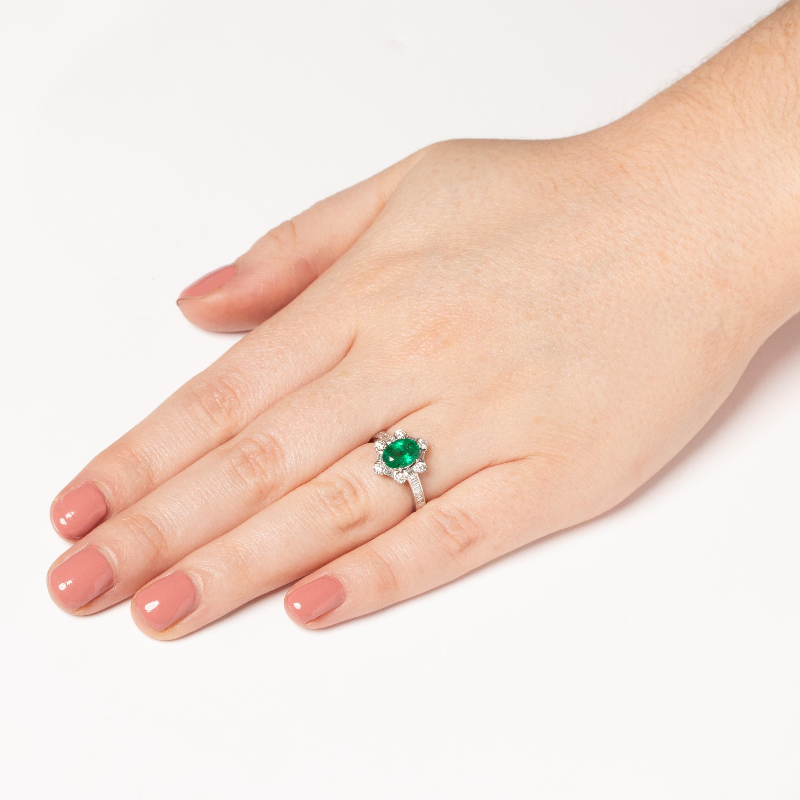 Zeitgenössischer 1,34ct Smaragd und Diamant Cluster Ring Damen im Angebot