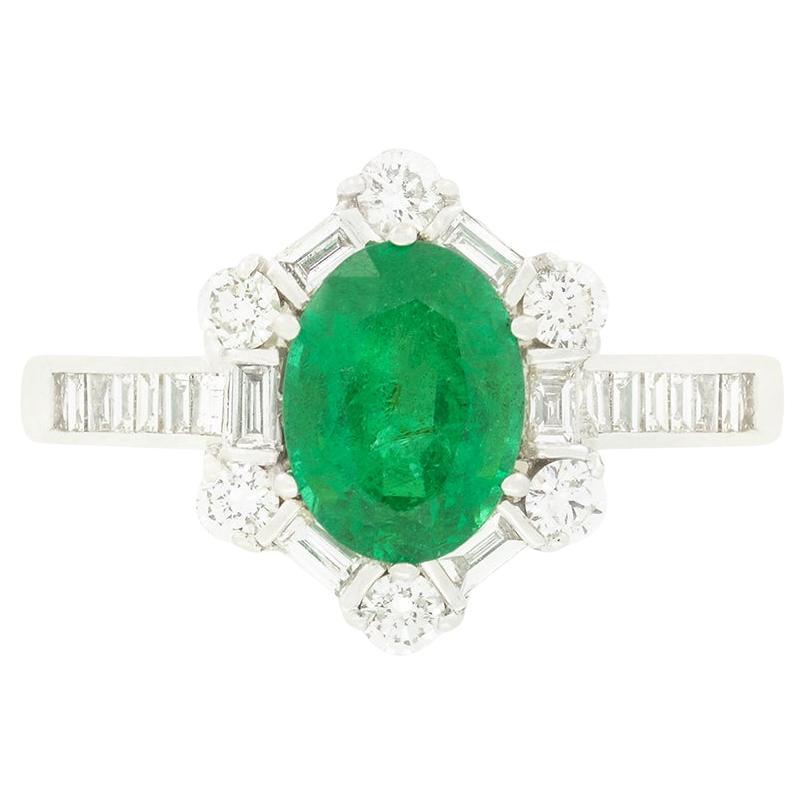 Zeitgenössischer 1,34ct Smaragd und Diamant Cluster Ring