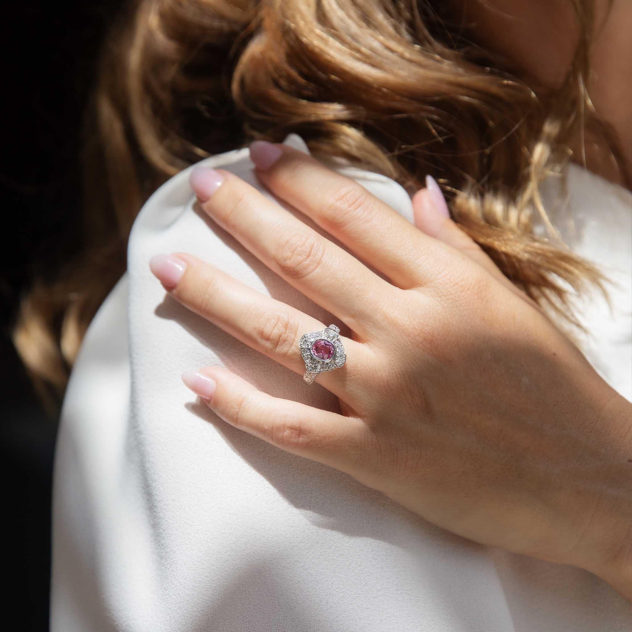 Contemporary 1,37ct Pink Sapphire & Diamant Ring 18ct Weißgold 2