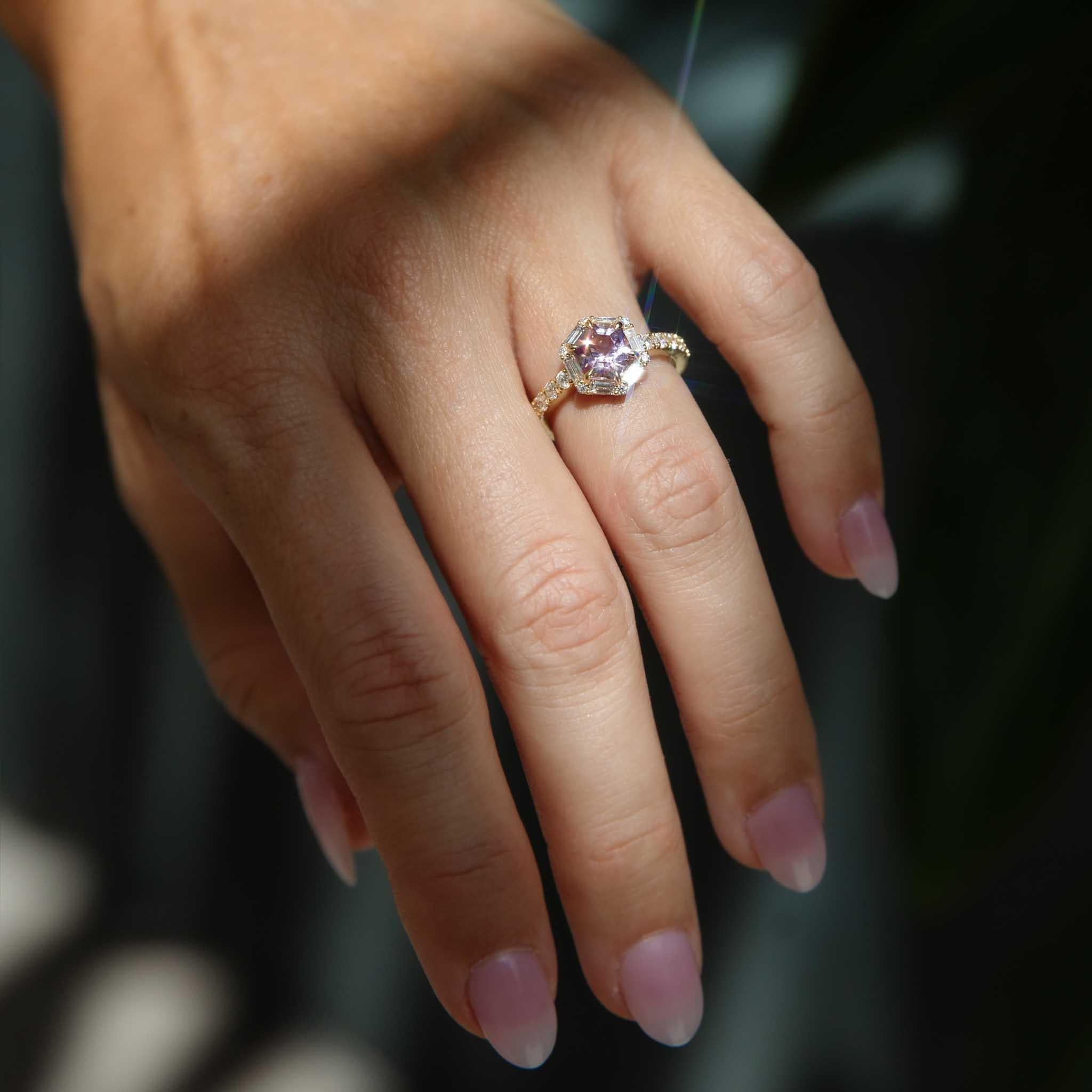 Contemporary 1.38 Carat Pink Tourmaline & Diamond Hexagonal Ring 18 Carat Gold For Sale 3