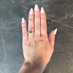 Contemporary 1.38 CTW Tsavorite Garnet Diamond Platinum Five Stone Ring (bague à cinq pierres en platine)