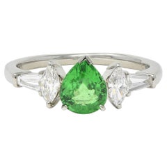 Anillo contemporáneo de cinco piedras en platino con granate tsavorita y diamante de 1,38 quilates