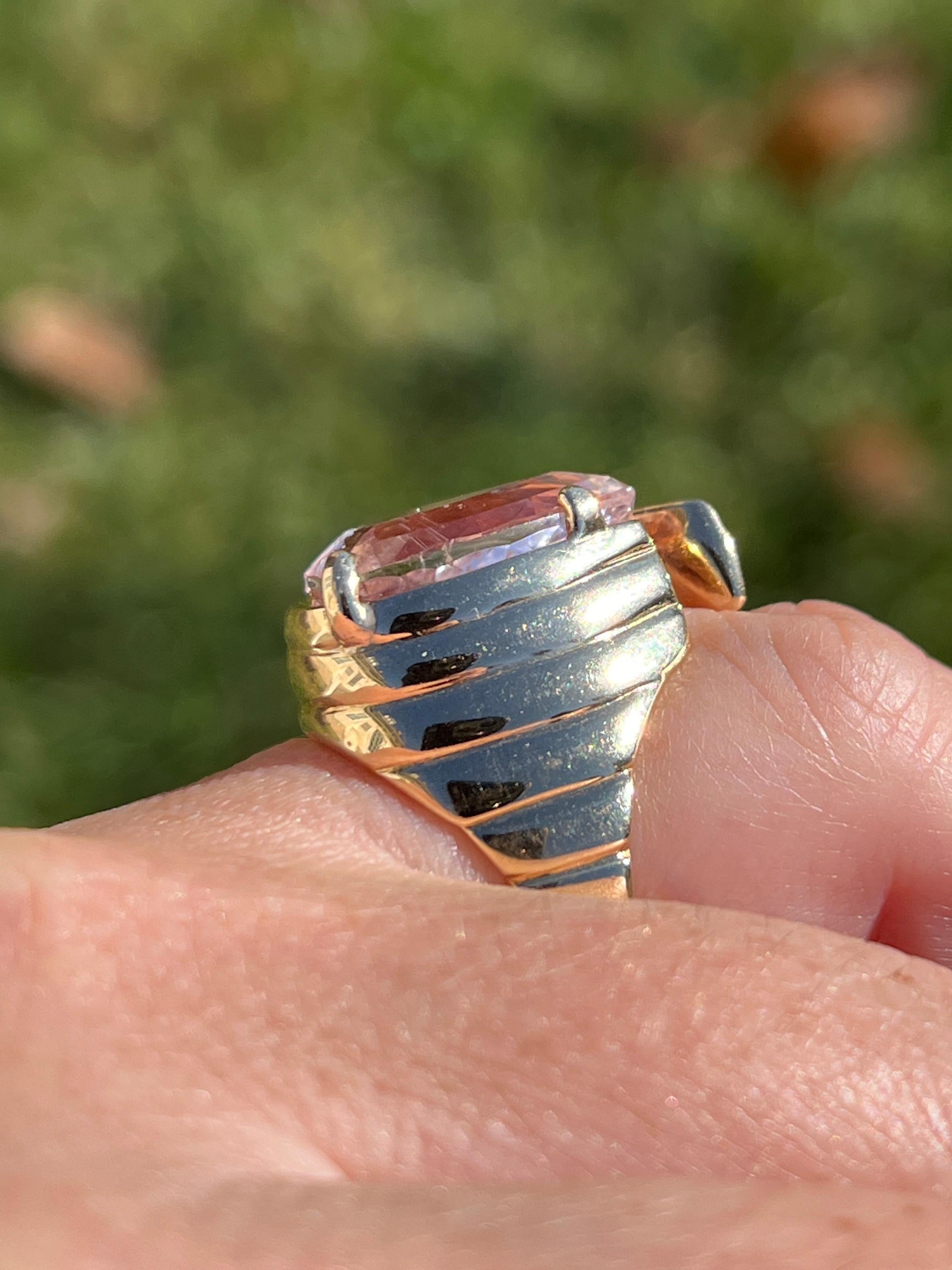 Women's or Men's Contemporary 13.86 Carat Pink Pear Kunzite and 14k Yellow Gold Ring 1980s