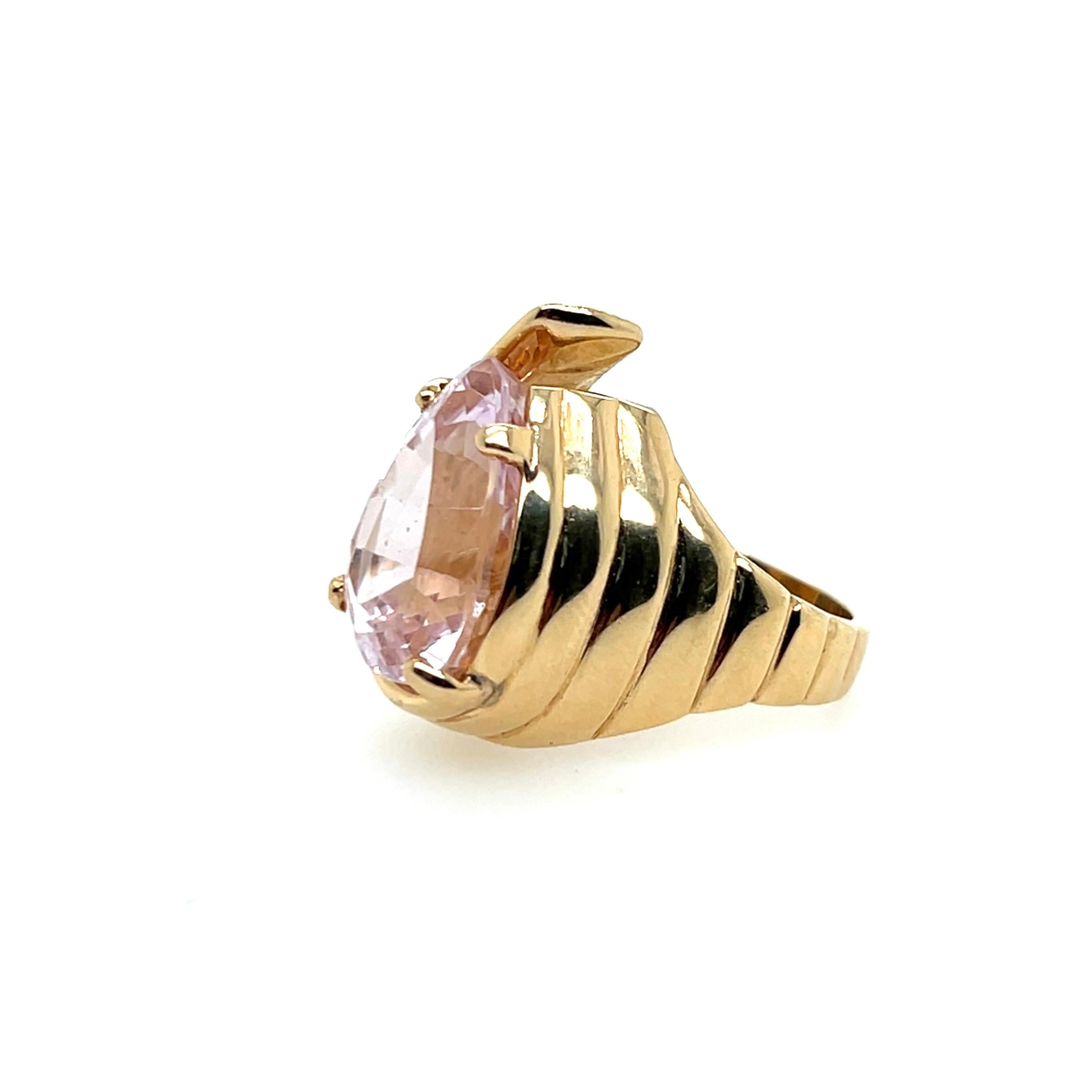 Contemporary 13.86 Carat Pink Pear Kunzite and 14k Yellow Gold Ring 1980s 2