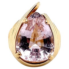 Contemporary 13.86 Carat Pink Pear Kunzite and 14k Yellow Gold Ring 1980s