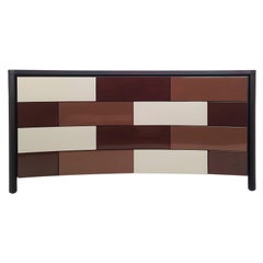 Coffre contemporain à 14 tiroirs, finition wengé et façades laquées