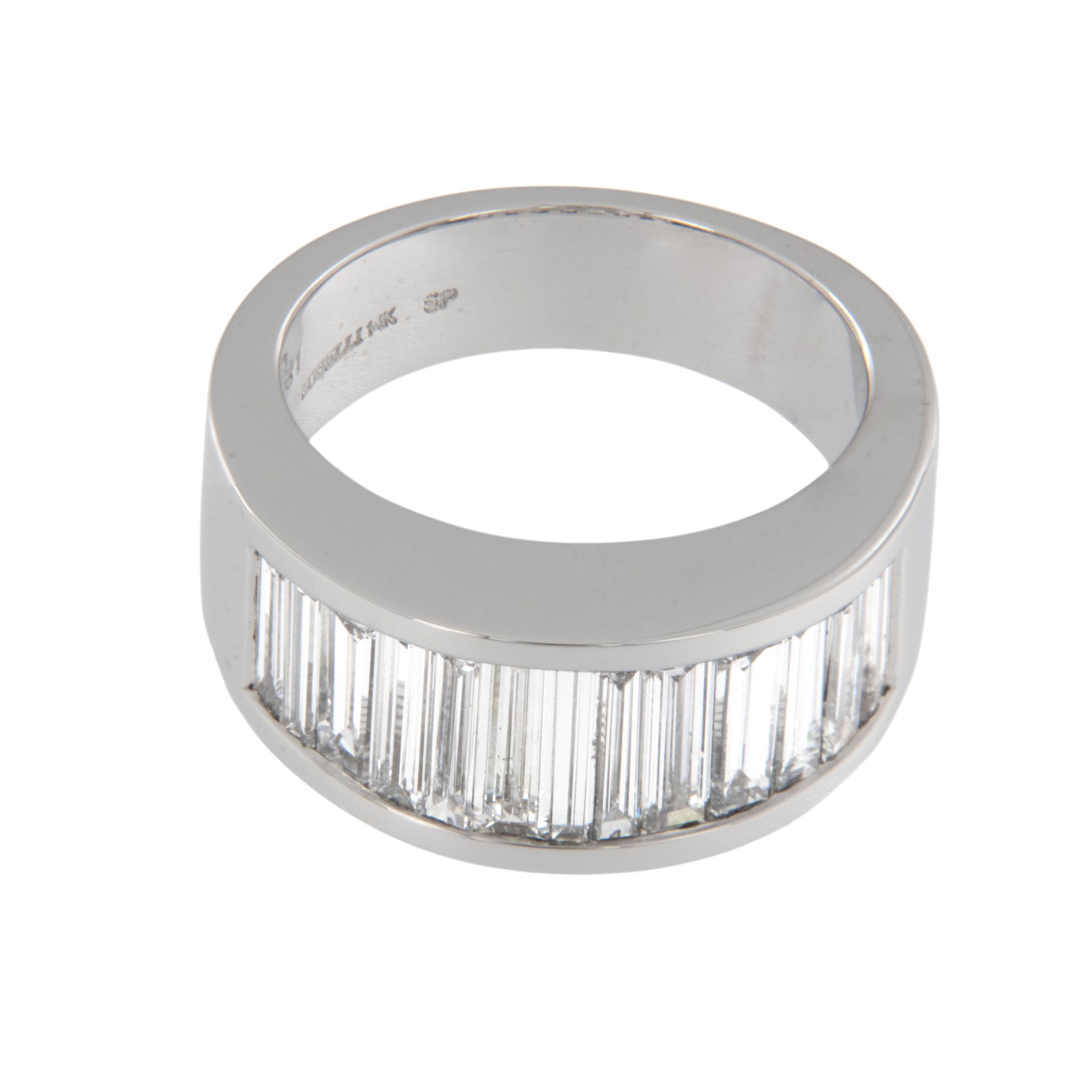 Klar, schlank und leicht gewölbt zur Betonung - dieses wunderschöne breite Baguette-Diamantband aus 14 Karat Weißgold  Vitrinen 2.08 Cttw VS - SI, G - H  lange Diamanten! Der Ring ist in Größe 6,5 gefertigt und kann in der Größe angepasst werden.