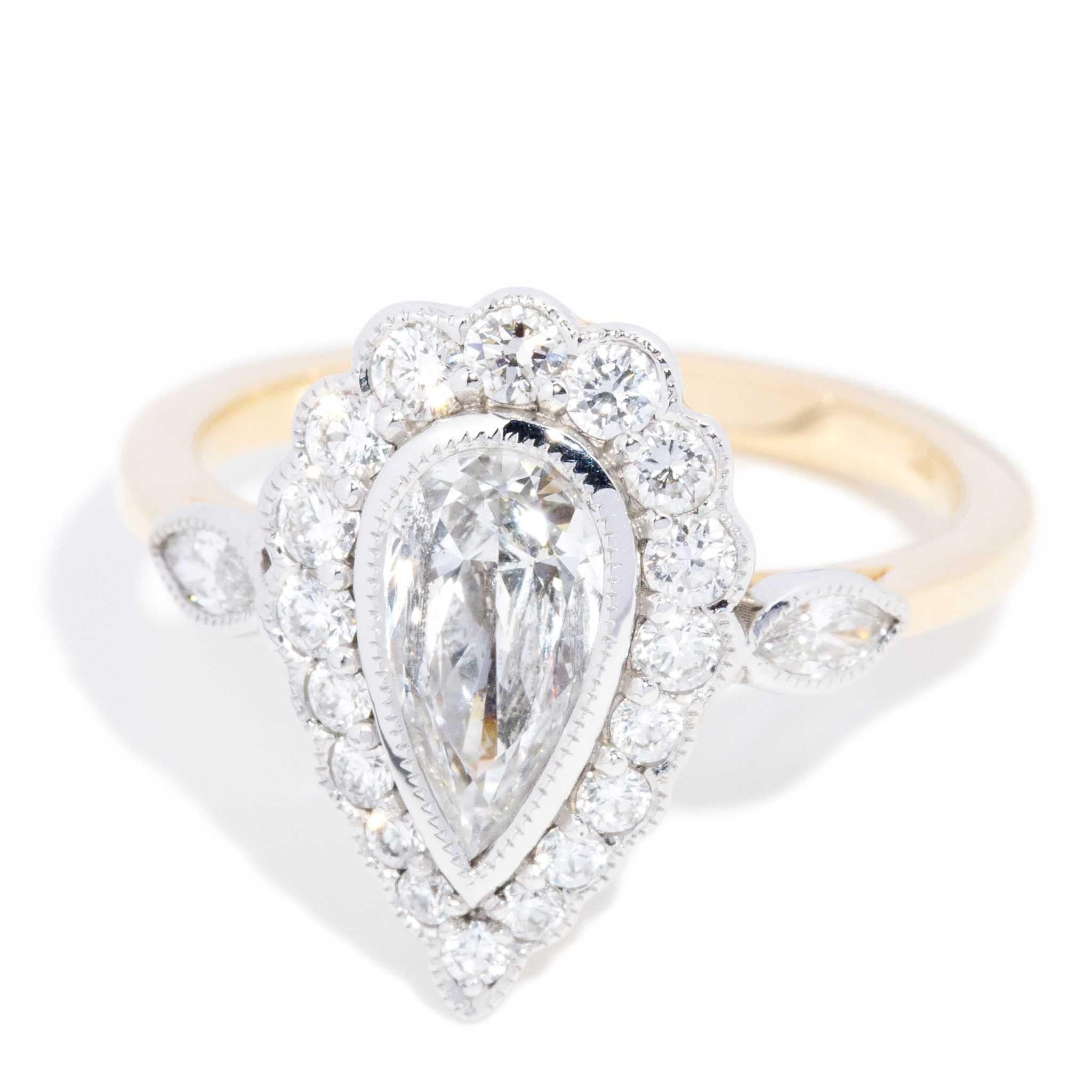 Anillo Halo Contemporáneo de Diamantes Brillantes talla pera de 1,41 quilates y oro de 18 quilates Corte pera en venta