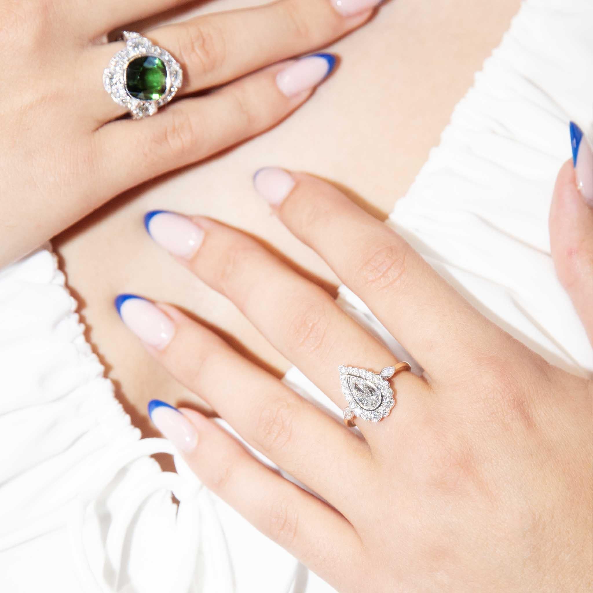 Anillo Halo Contemporáneo de Diamantes Brillantes talla pera de 1,41 quilates y oro de 18 quilates en Nuevo estado para la venta en Hamilton, AU