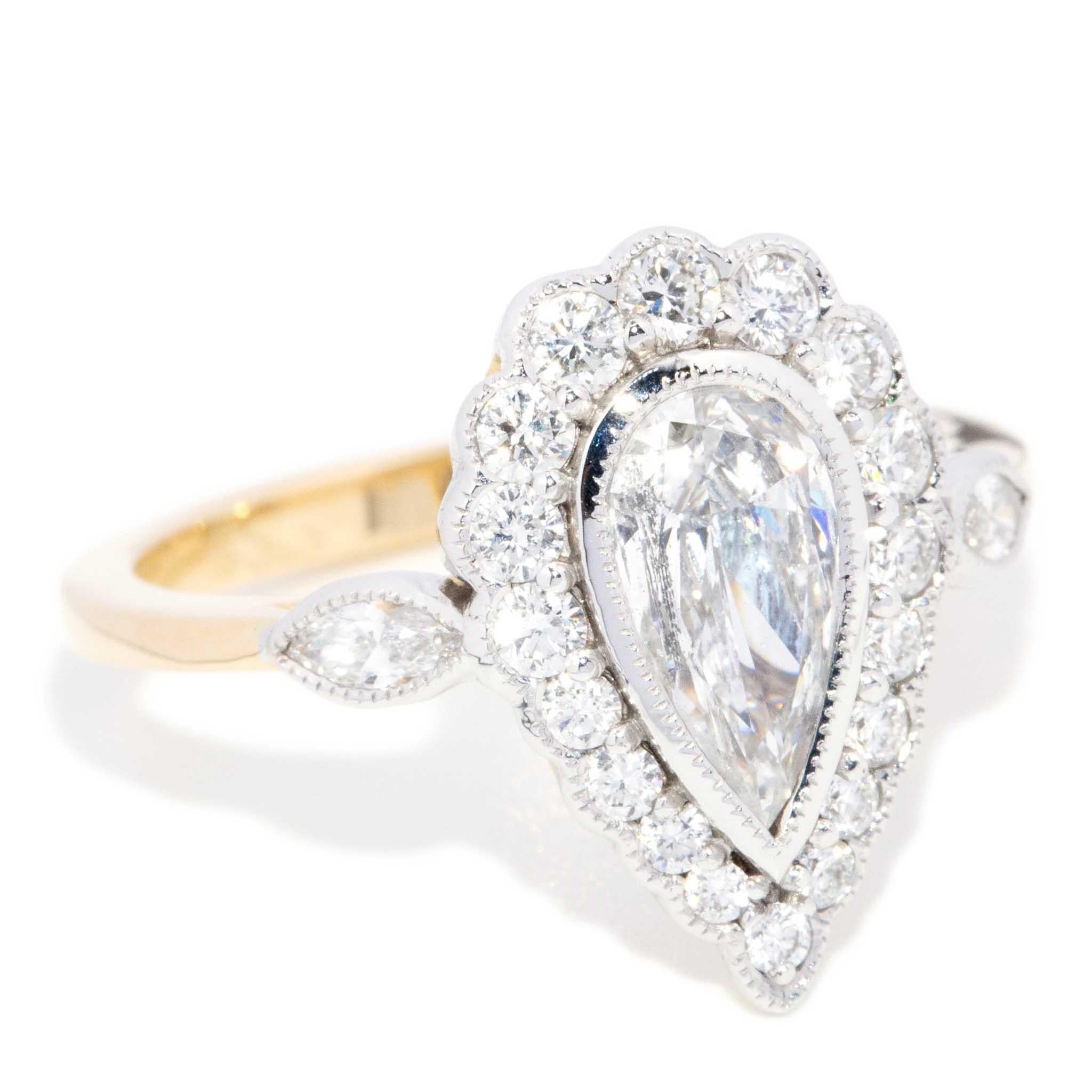 De las mujeres Anillo Halo Contemporáneo de Diamantes Brillantes talla pera de 1,41 quilates y oro de 18 quilates en venta