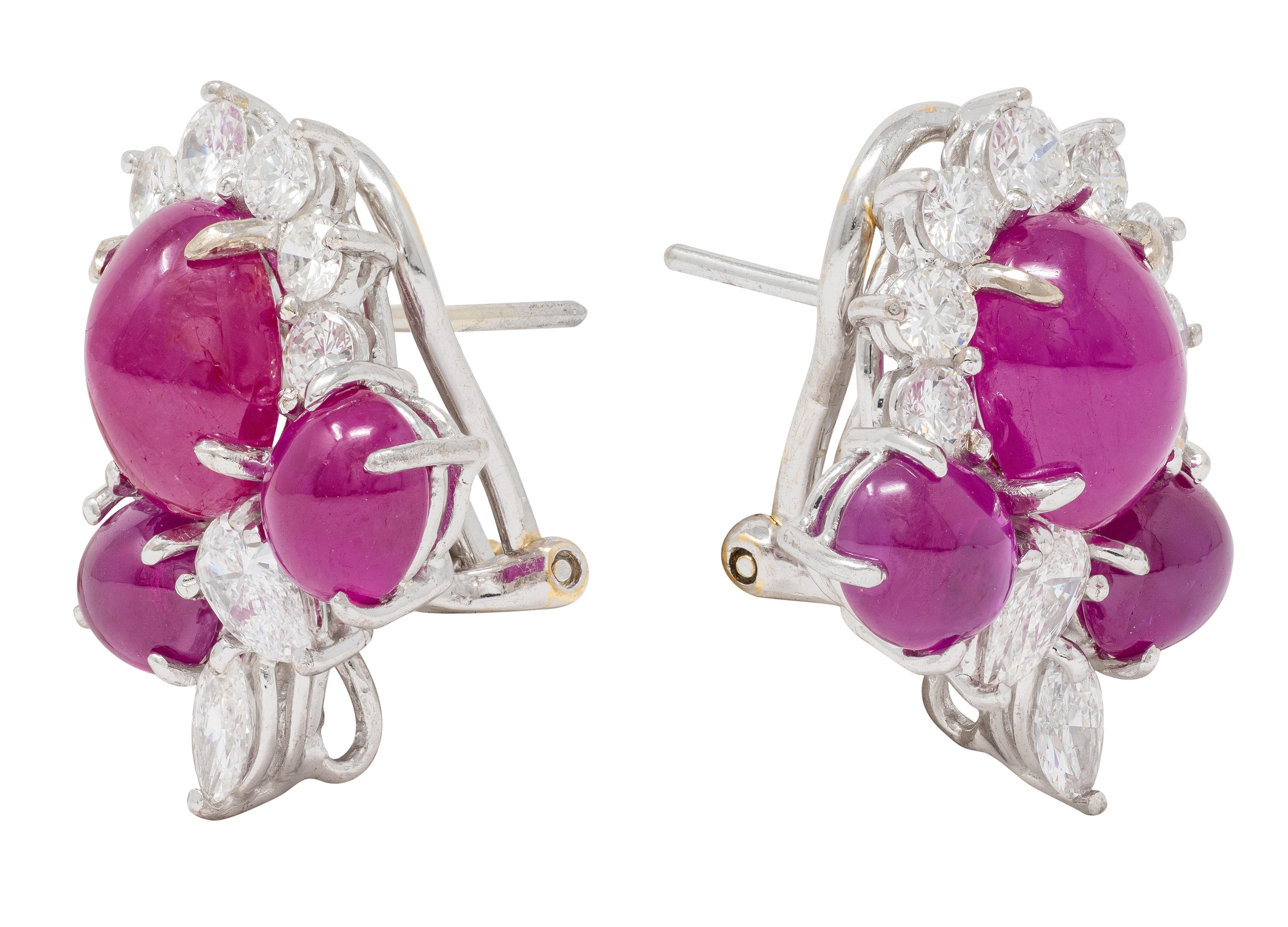 Zeitgenössische 14,19 CTW Rubin-Diamant-Platin-Ohrringe aus 18 Karat Weißgold mit Blumen im Angebot 1