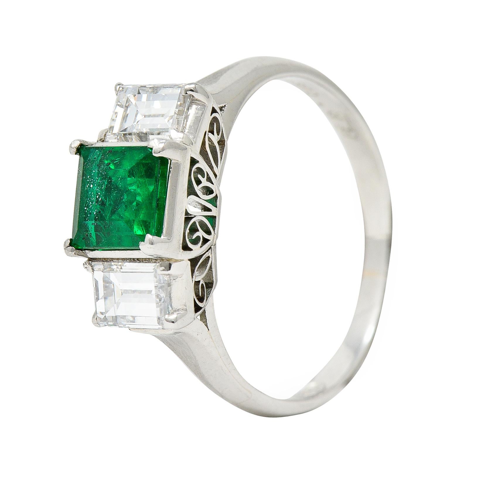 Zeitgenössischer 1,44 Karat Smaragd-Diamant-Platin-Dreistein-Ring im Angebot 5