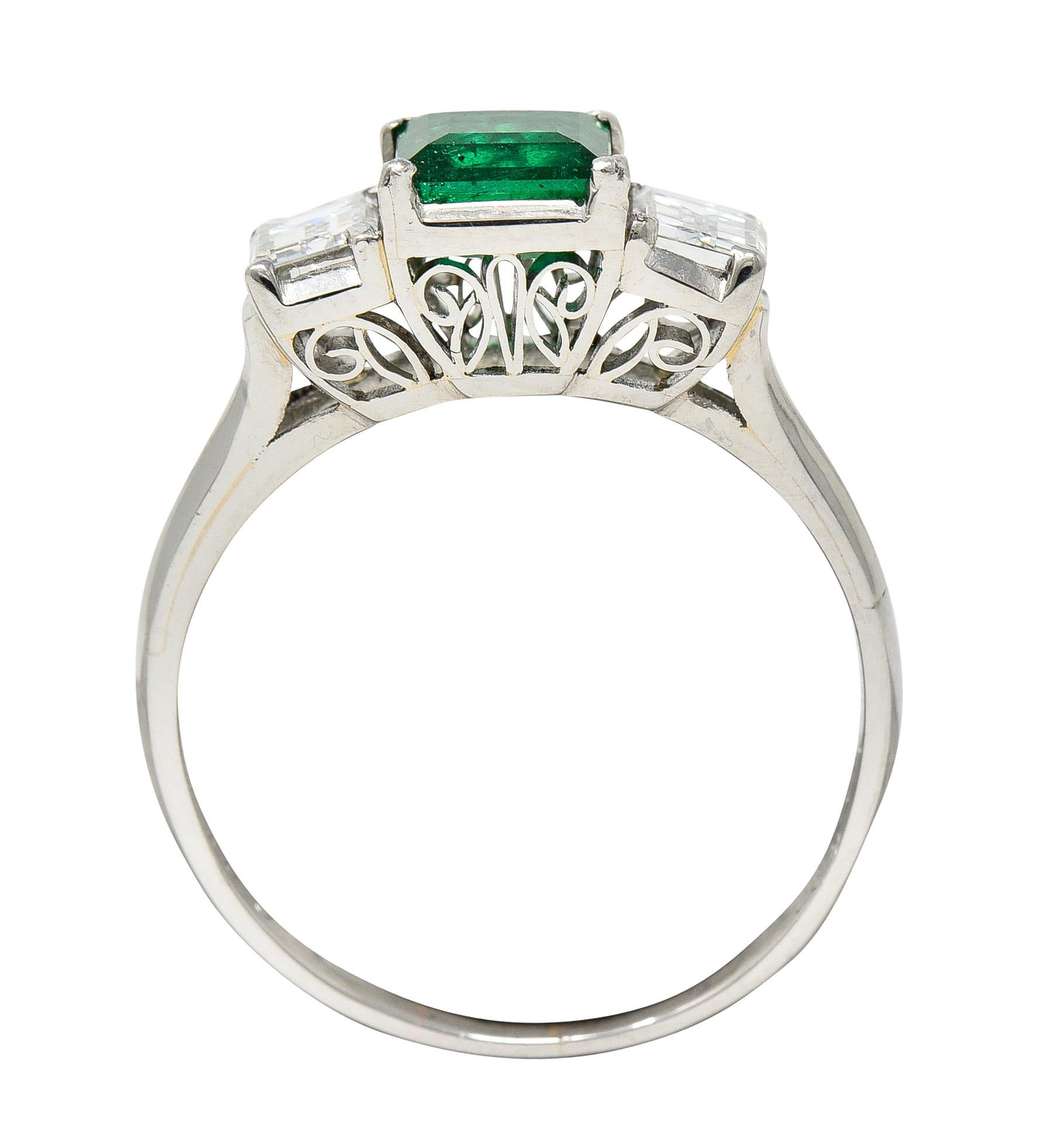 Zeitgenössischer 1,44 Karat Smaragd-Diamant-Platin-Dreistein-Ring im Angebot 6