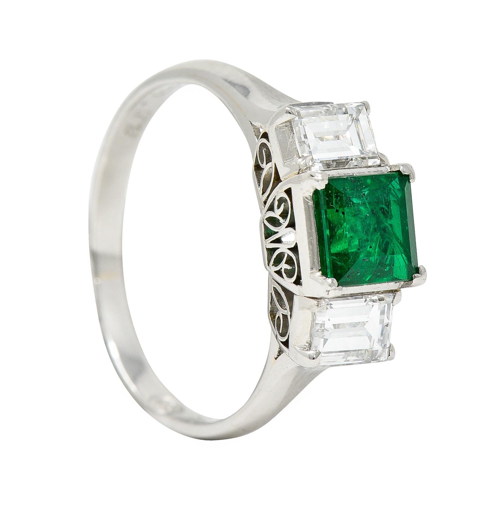 Zeitgenössischer 1,44 Karat Smaragd-Diamant-Platin-Dreistein-Ring im Angebot 7