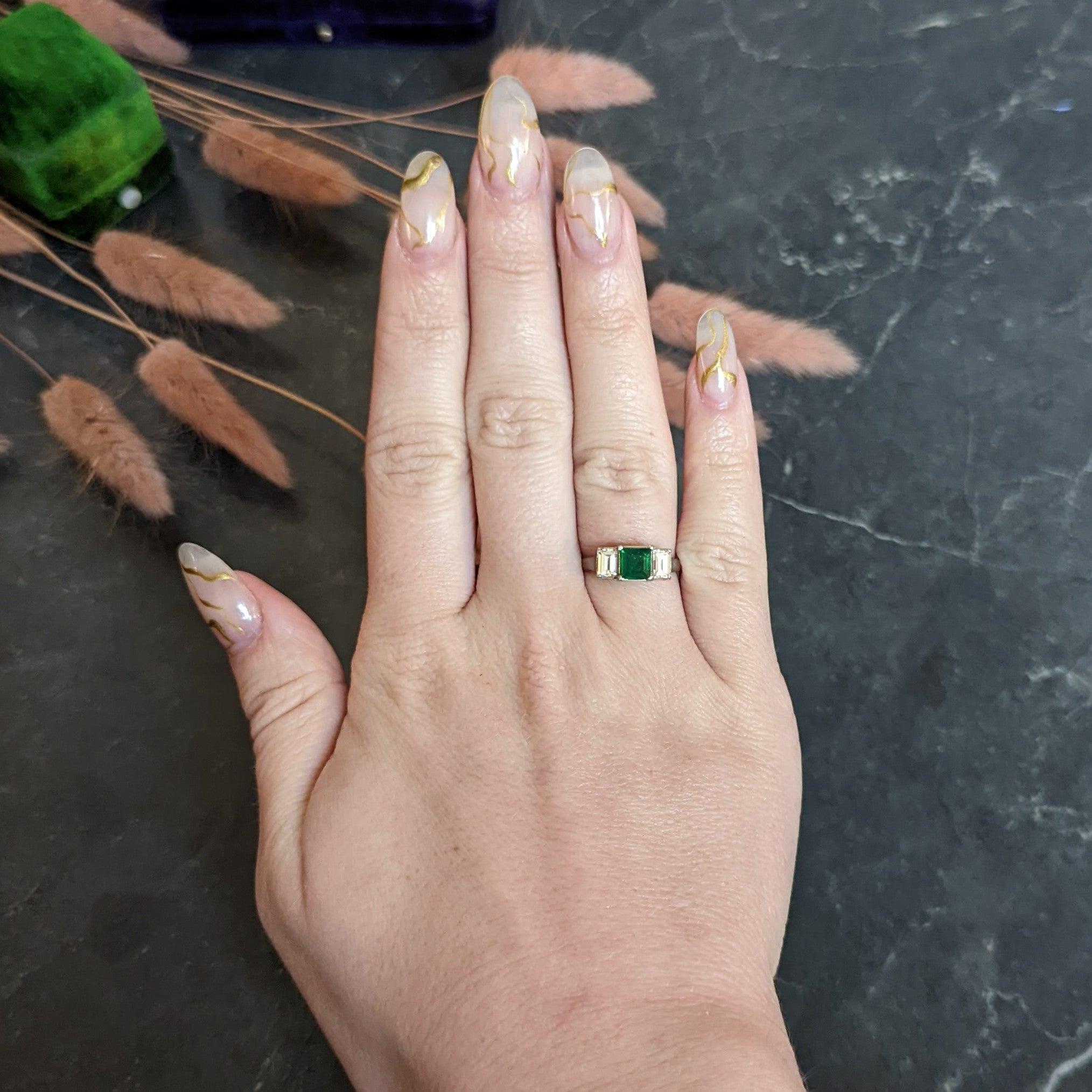 Zeitgenössischer 1,44 Karat Smaragd-Diamant-Platin-Dreistein-Ring im Angebot 8