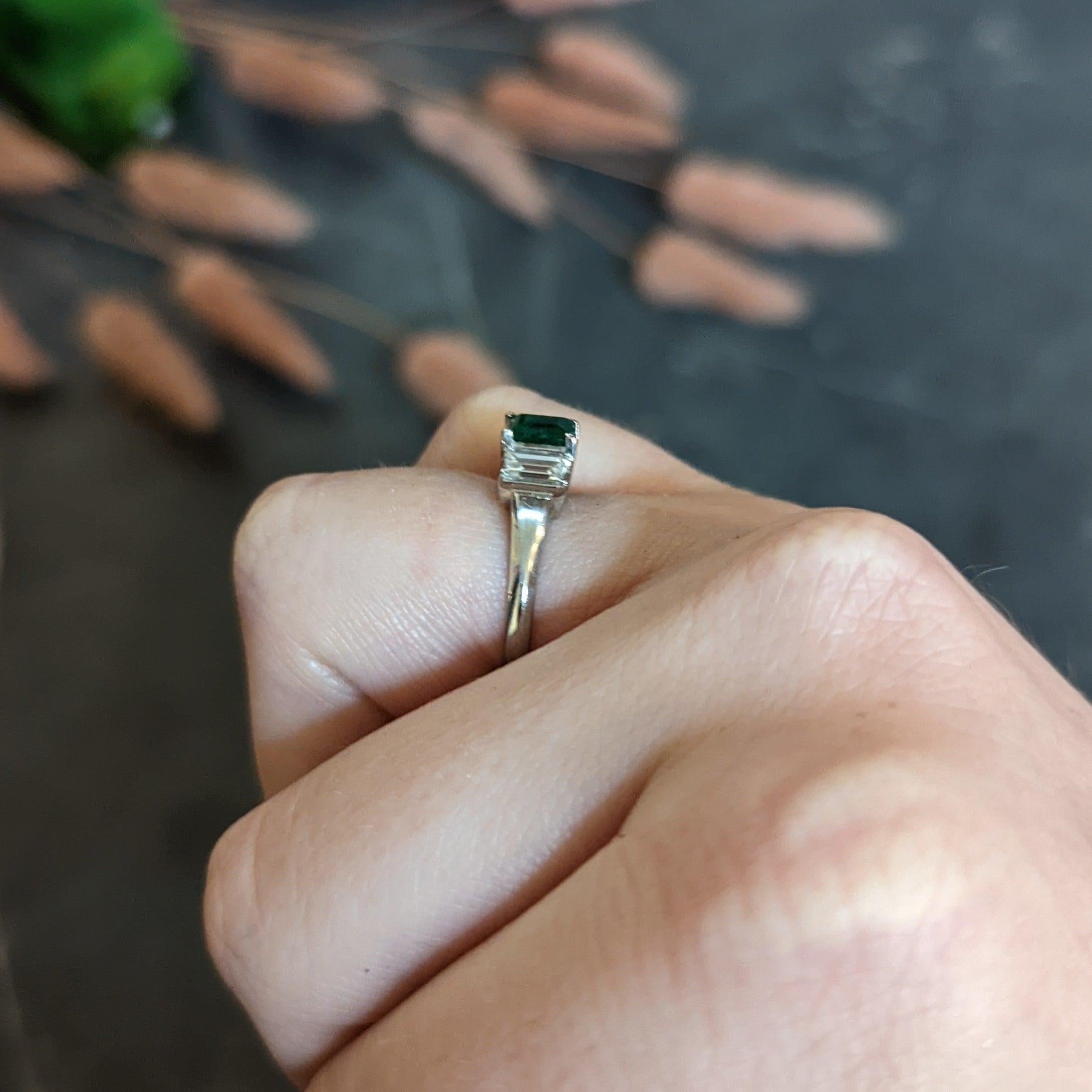 Zeitgenössischer 1,44 Karat Smaragd-Diamant-Platin-Dreistein-Ring im Angebot 9