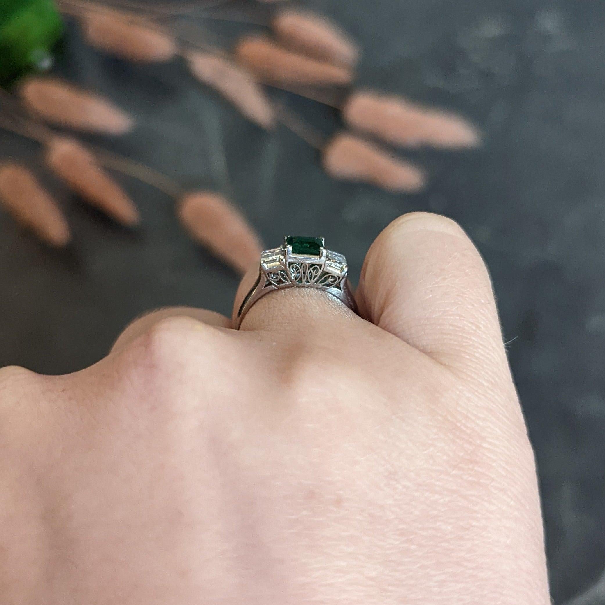 Zeitgenössischer 1,44 Karat Smaragd-Diamant-Platin-Dreistein-Ring im Angebot 10