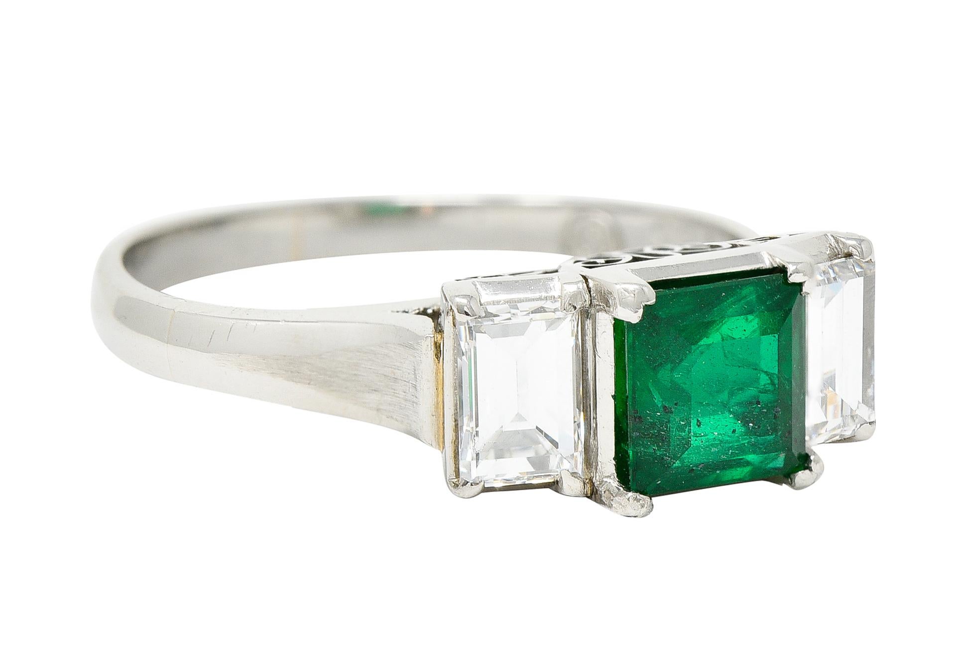 Zeitgenössischer 1,44 Karat Smaragd-Diamant-Platin-Dreistein-Ring (Smaragdschliff) im Angebot
