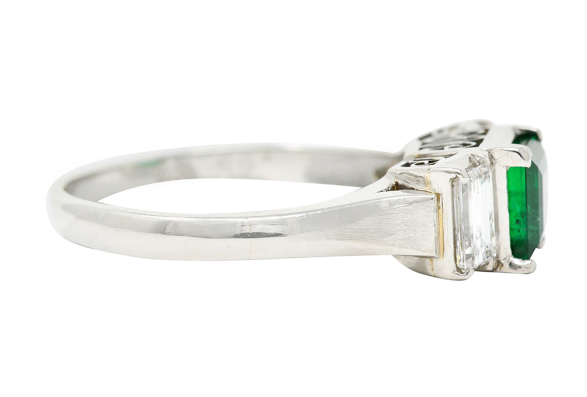 Zeitgenössischer 1,44 Karat Smaragd-Diamant-Platin-Dreistein-Ring im Zustand „Hervorragend“ im Angebot in Philadelphia, PA