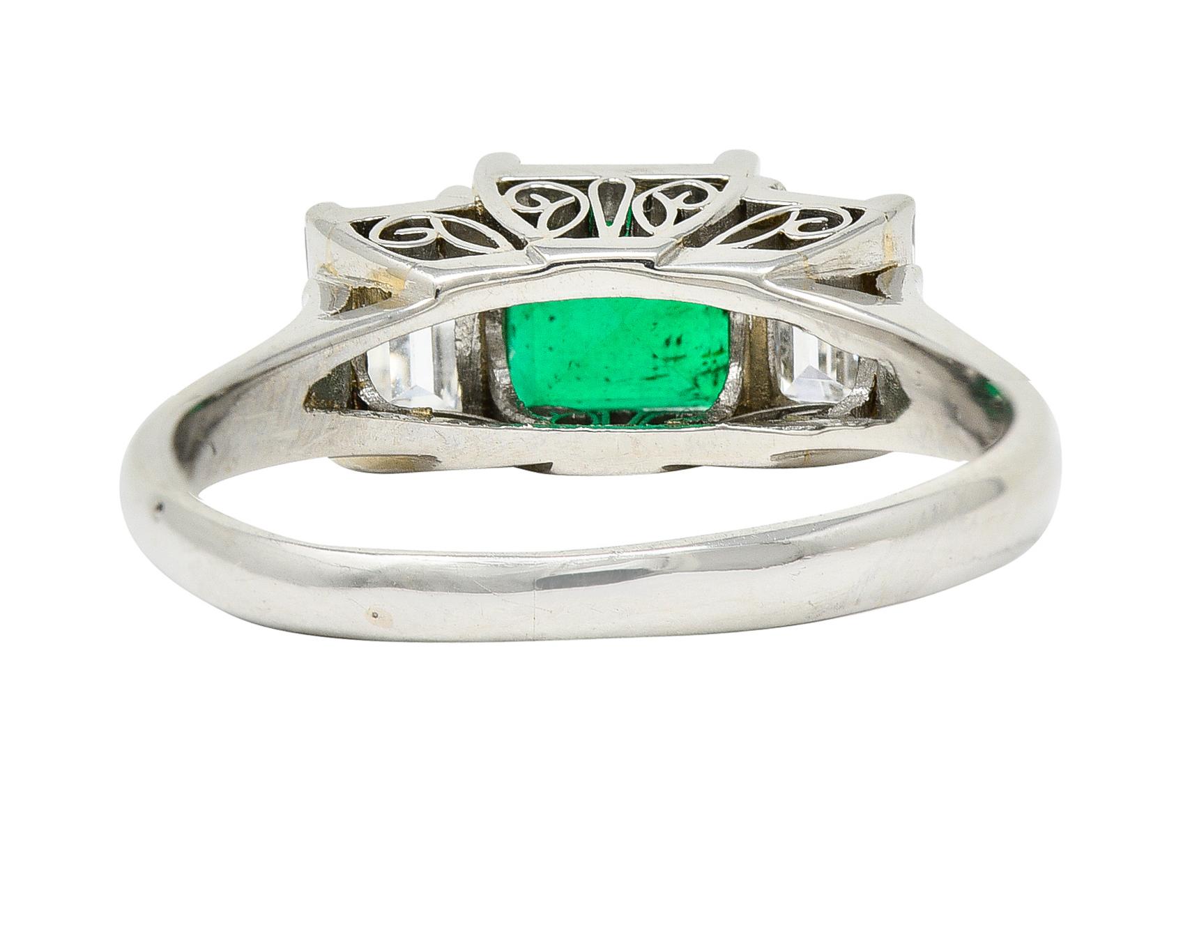 Zeitgenössischer 1,44 Karat Smaragd-Diamant-Platin-Dreistein-Ring für Damen oder Herren im Angebot