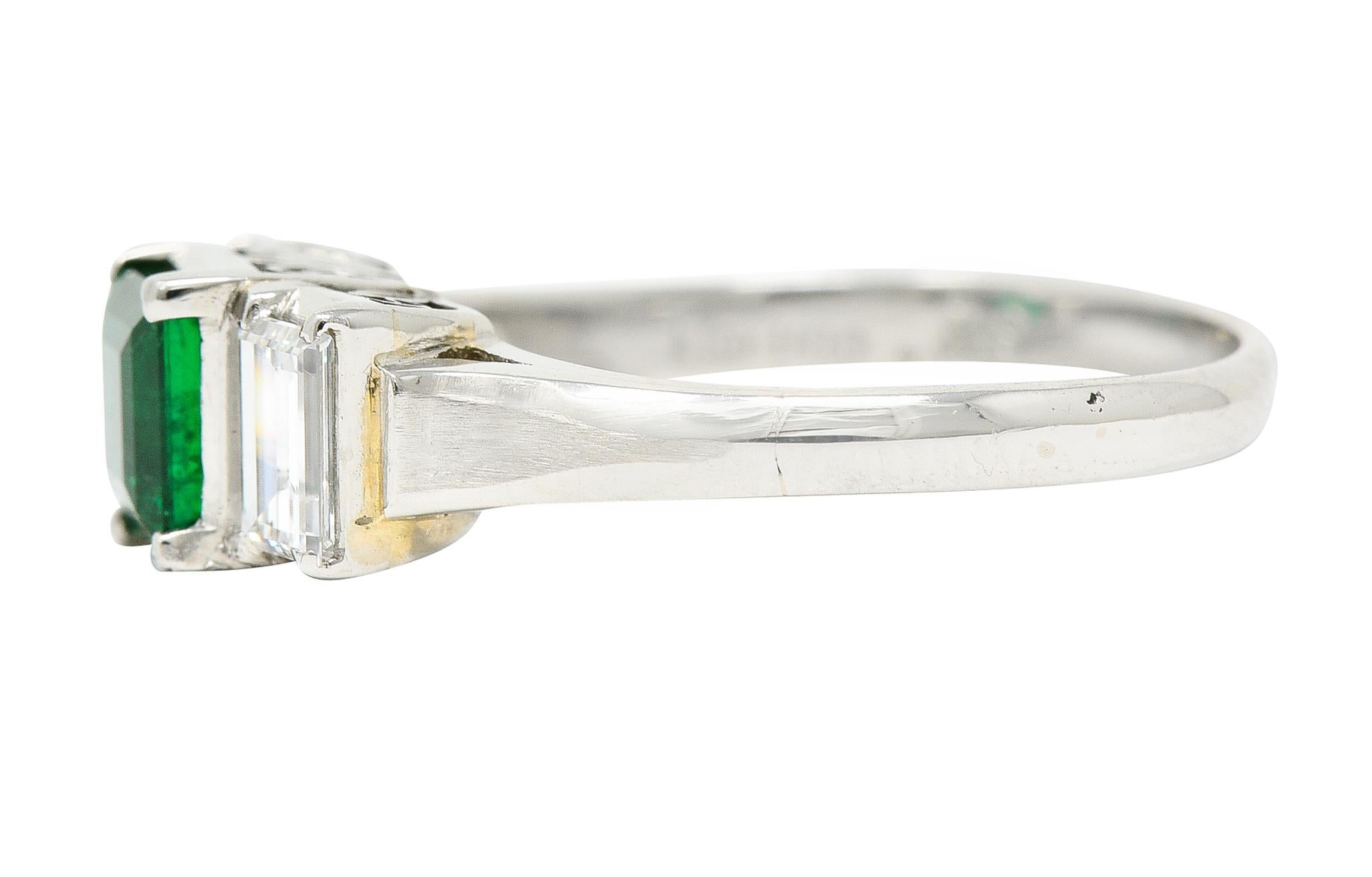 Zeitgenössischer 1,44 Karat Smaragd-Diamant-Platin-Dreistein-Ring im Angebot 1