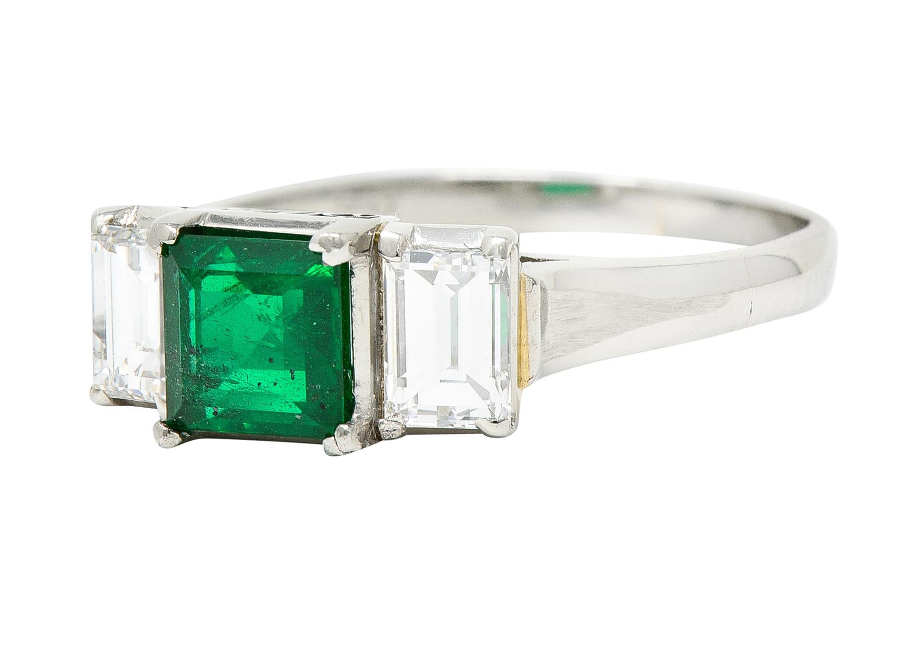 Zeitgenössischer 1,44 Karat Smaragd-Diamant-Platin-Dreistein-Ring im Angebot 2