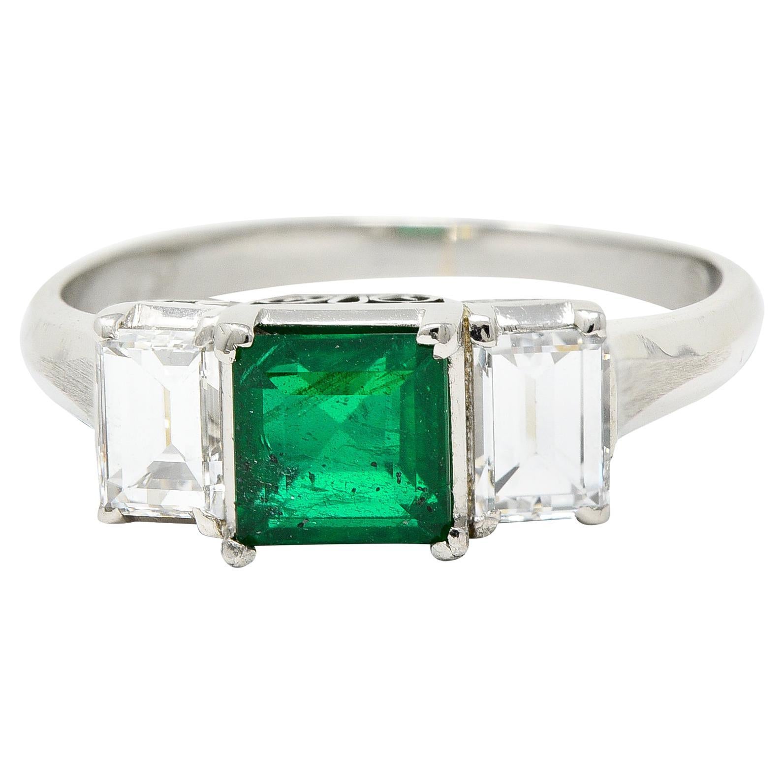 Zeitgenössischer 1,44 Karat Smaragd-Diamant-Platin-Dreistein-Ring