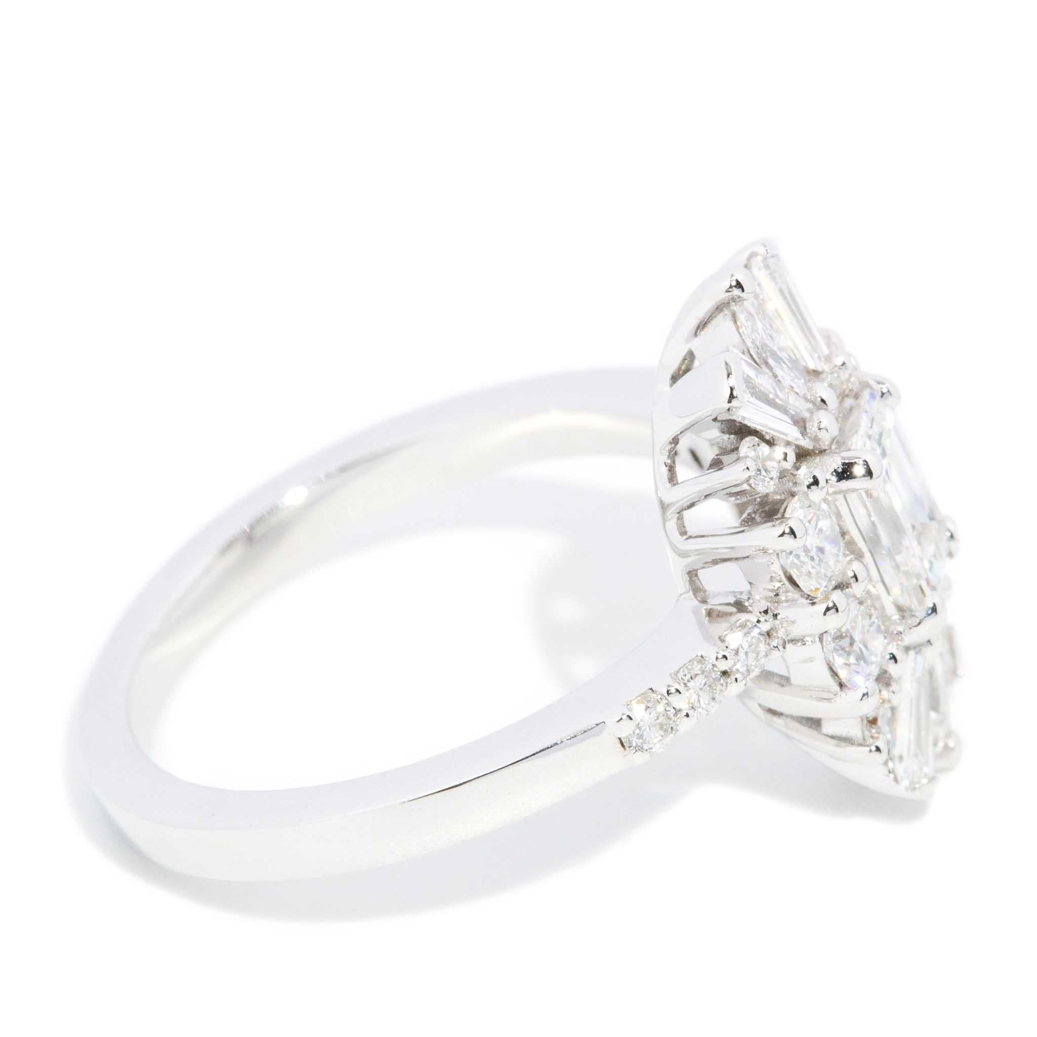 Contemporary 1.47 Carat Diamond Cluster Ring 18 Carat White Gold For Sale 4