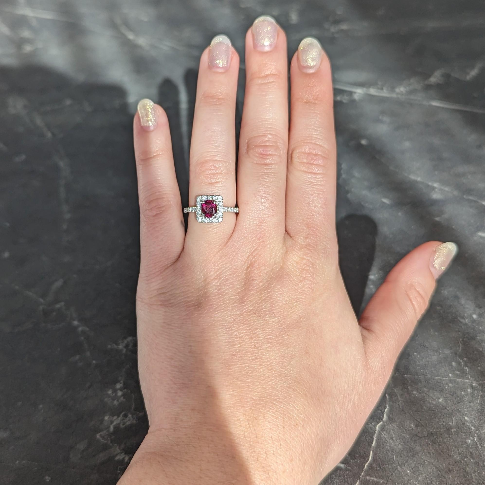 Anello a raggiera quadrato in platino con diamante rubino taglio cuscino da 1,47 carati in vendita 5