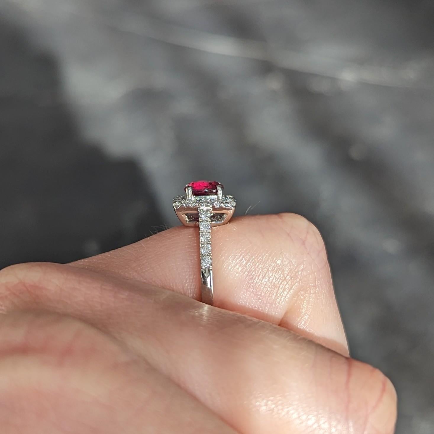 Zeitgenössischer Platin-Halo-Ring mit 1,47 Karat Rubin im Kissenschliff und Diamant im Angebot 8