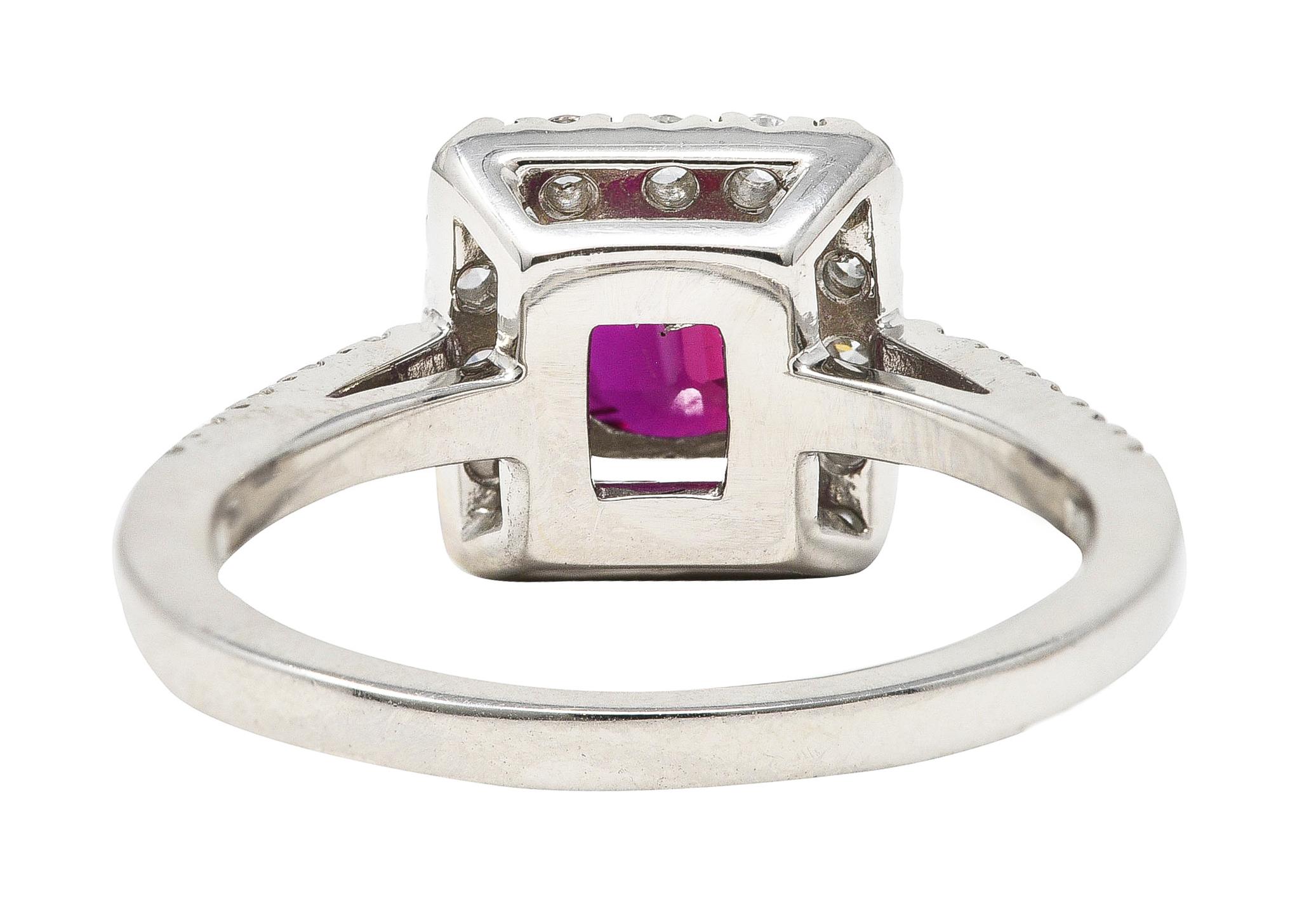 Zeitgenössischer Platin-Halo-Ring mit 1,47 Karat Rubin im Kissenschliff und Diamant für Damen oder Herren im Angebot