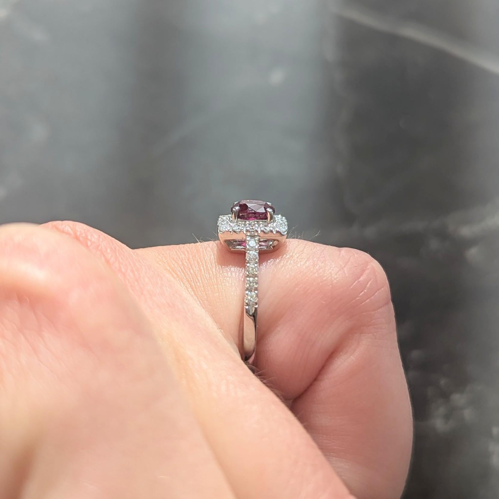 AM Contemporary 1.47 CTW Cushion Cut Ruby Diamond Platinum Square Halo Ring (bague à halo carré en platine) en vente 4