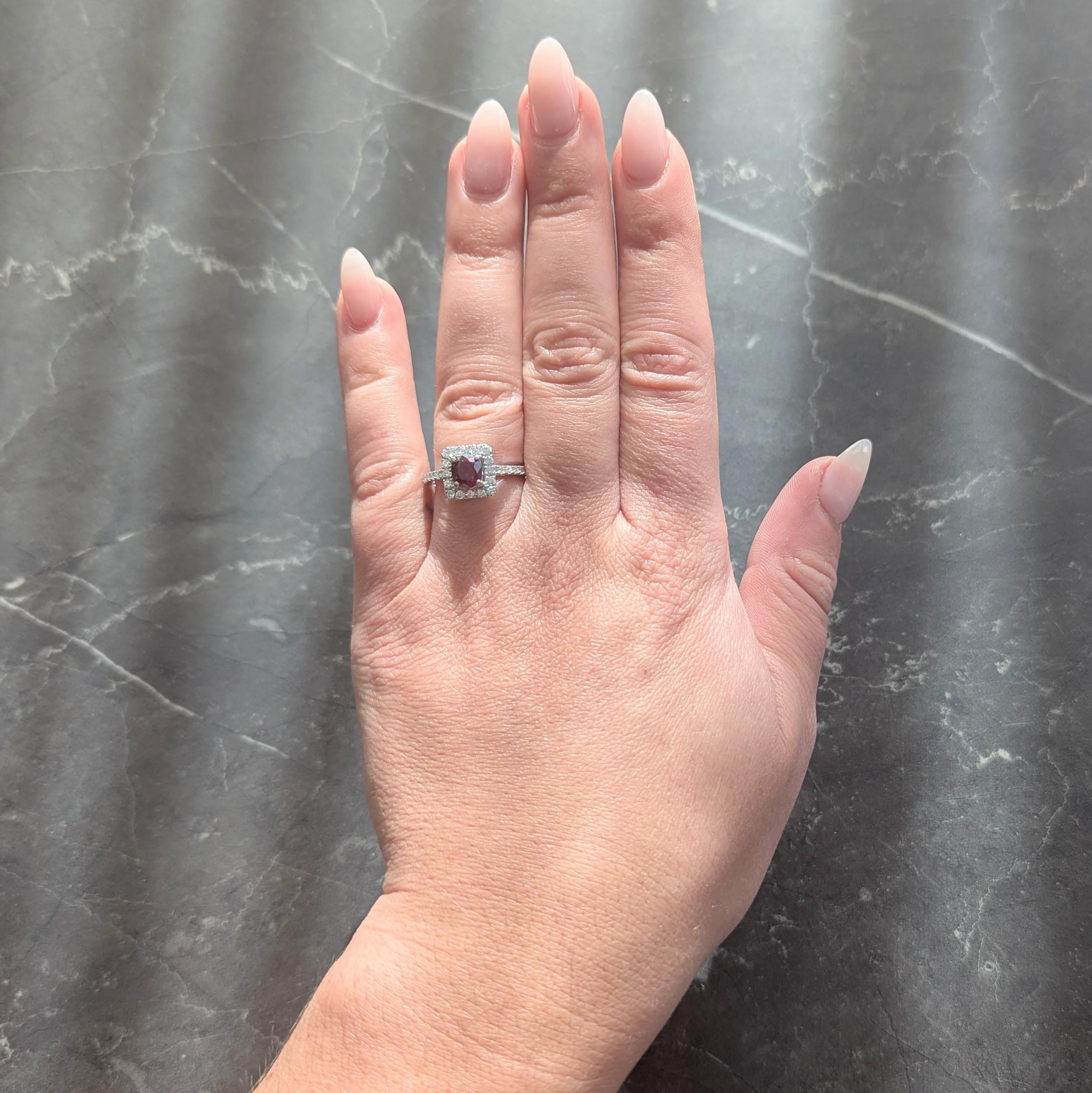 Au centre, un rubis taillé en coussin pesant environ 1,08 carats au total - de couleur rouge pourpre moyen transparent
Serti avec un halo de forme carrée et des épaules de style cathédrale.
Serti de diamants ronds de taille brillant sur l'ensemble