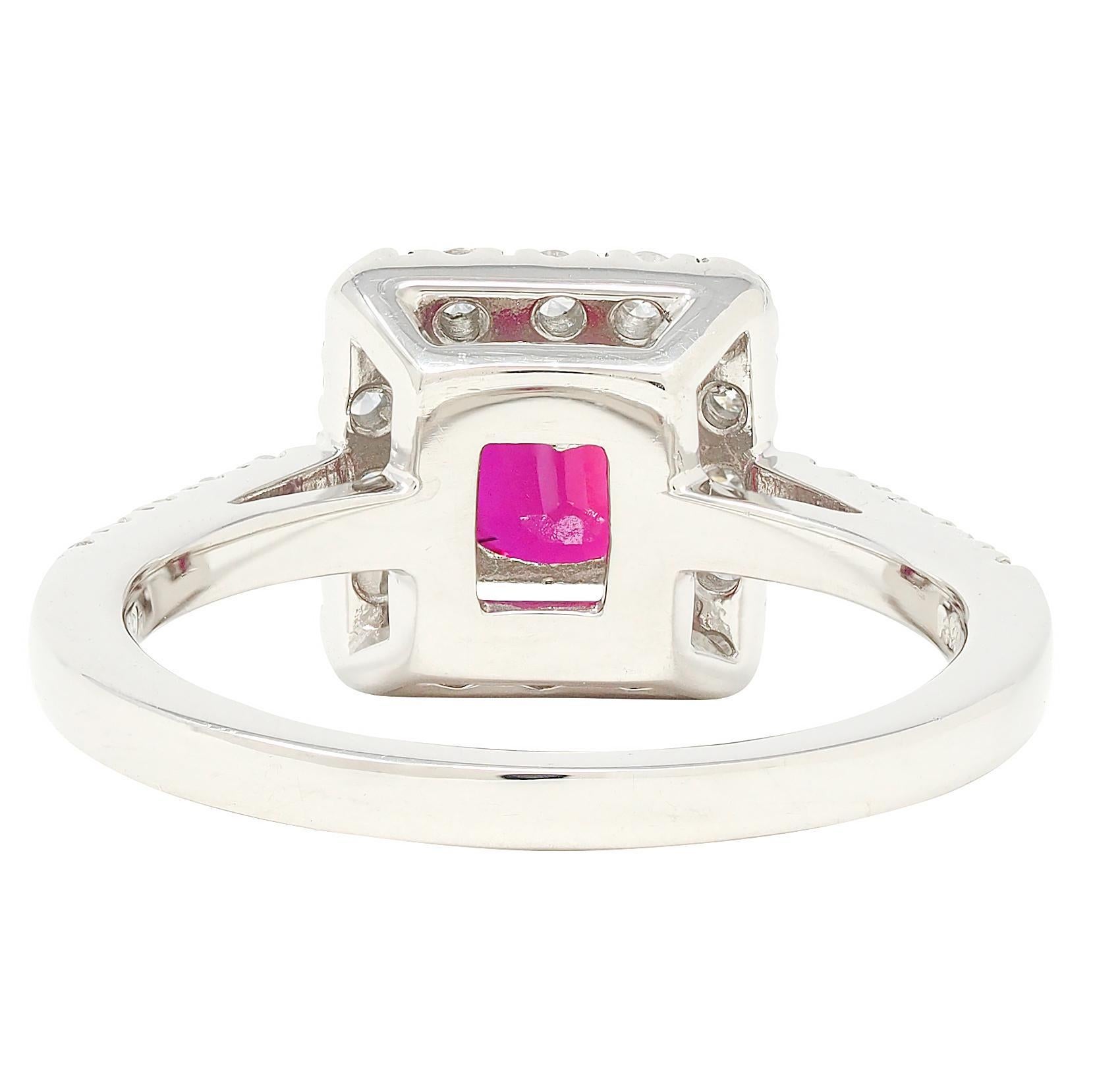 Taille coussin AM Contemporary 1.47 CTW Cushion Cut Ruby Diamond Platinum Square Halo Ring (bague à halo carré en platine) en vente