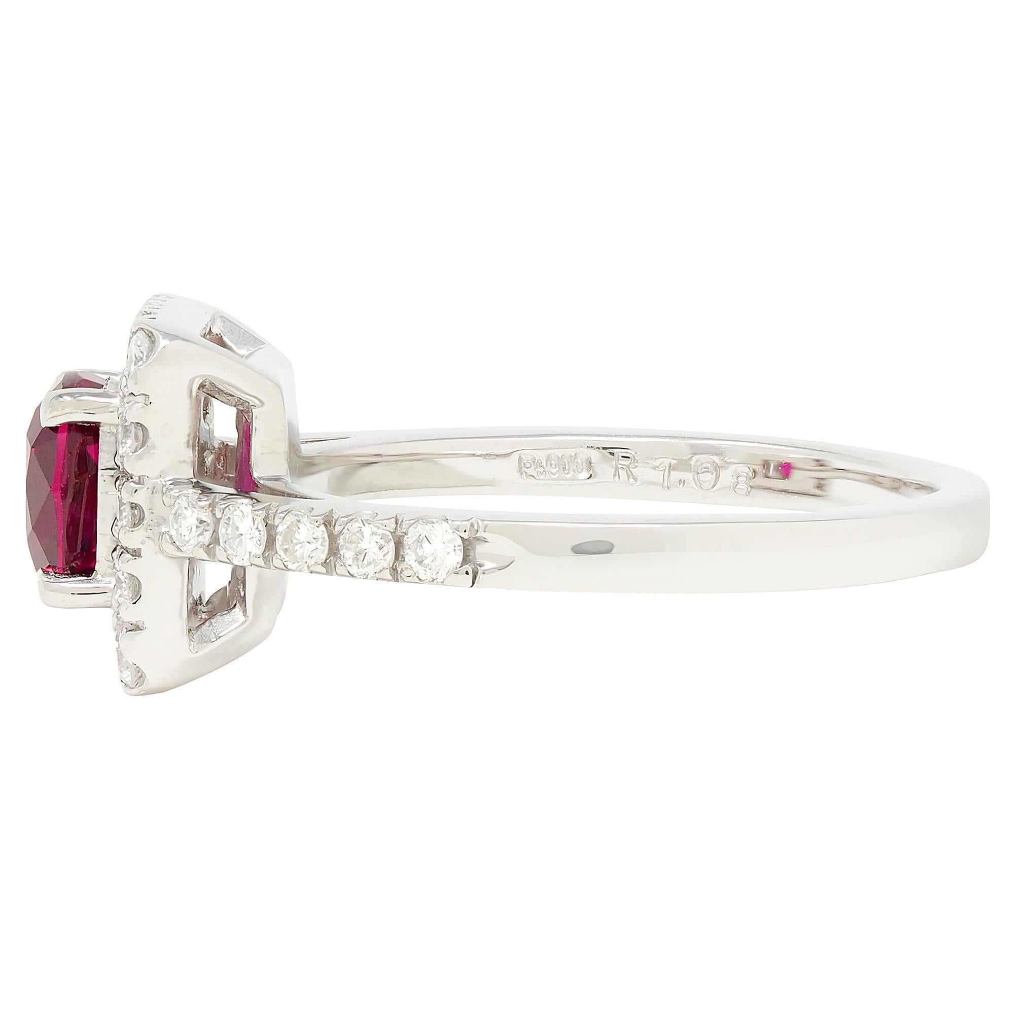 AM Contemporary 1.47 CTW Cushion Cut Ruby Diamond Platinum Square Halo Ring (bague à halo carré en platine) Excellent état - En vente à Philadelphia, PA