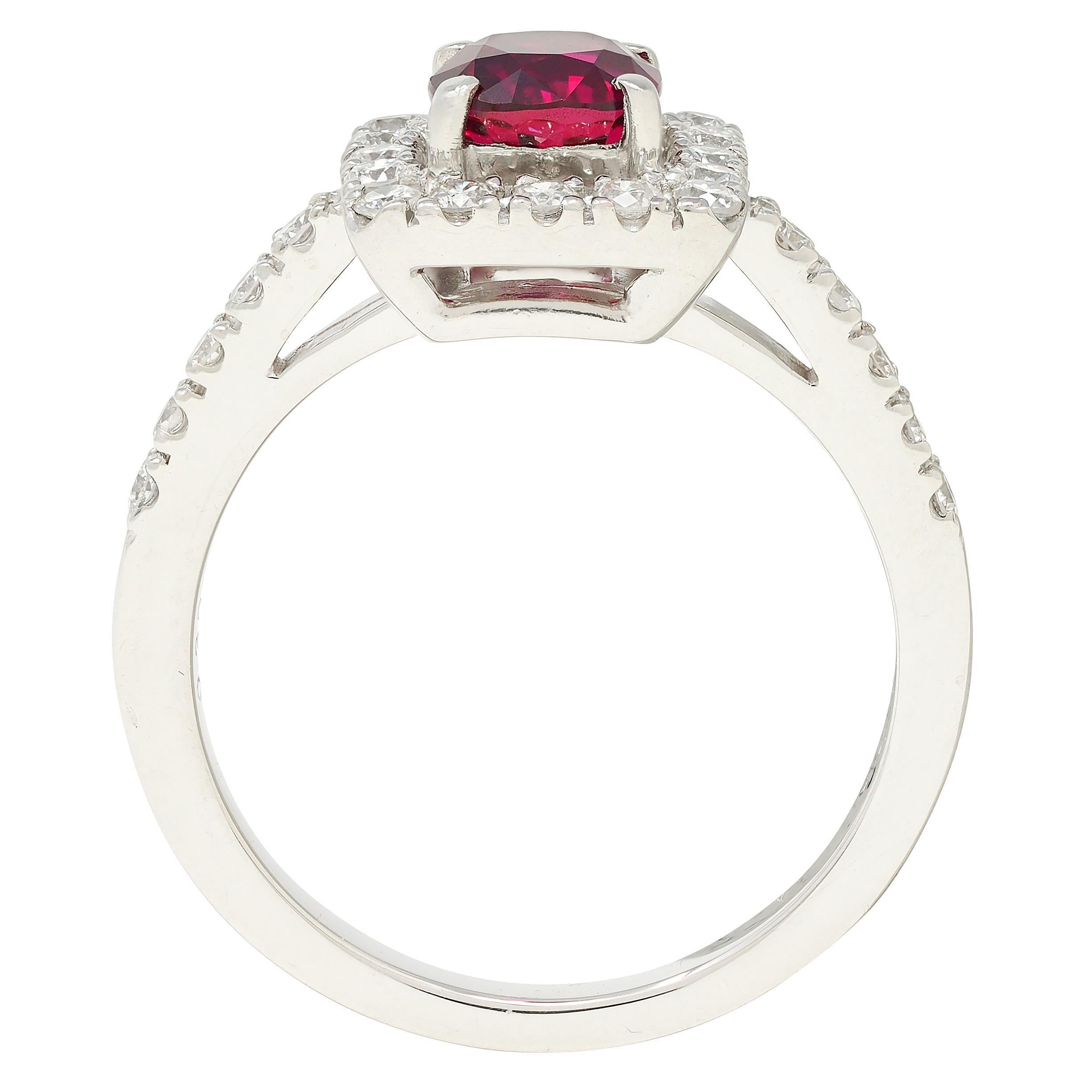 AM Contemporary 1.47 CTW Cushion Cut Ruby Diamond Platinum Square Halo Ring (bague à halo carré en platine) Pour femmes en vente