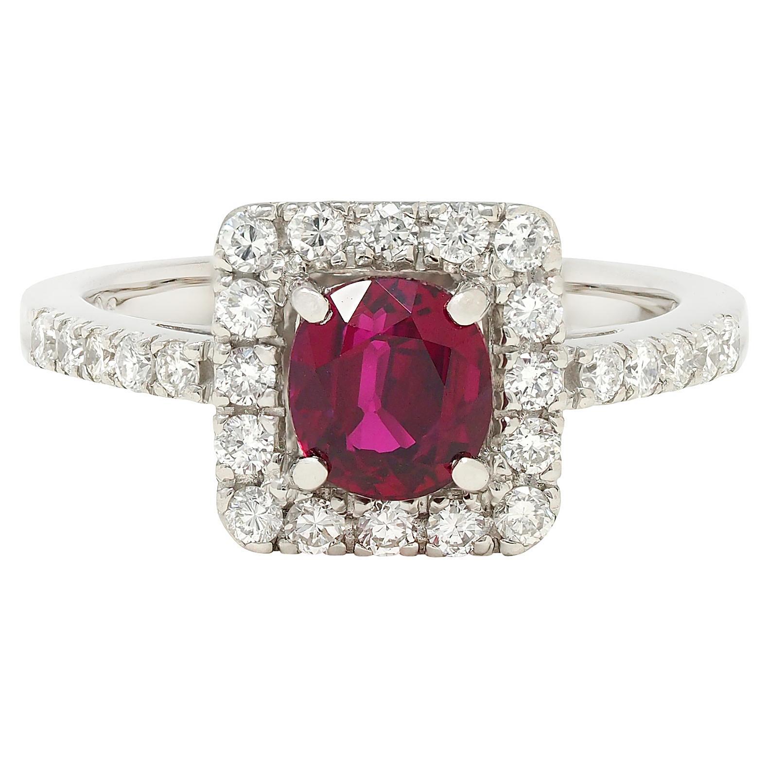 AM Contemporary 1.47 CTW Cushion Cut Ruby Diamond Platinum Square Halo Ring (bague à halo carré en platine) en vente 2