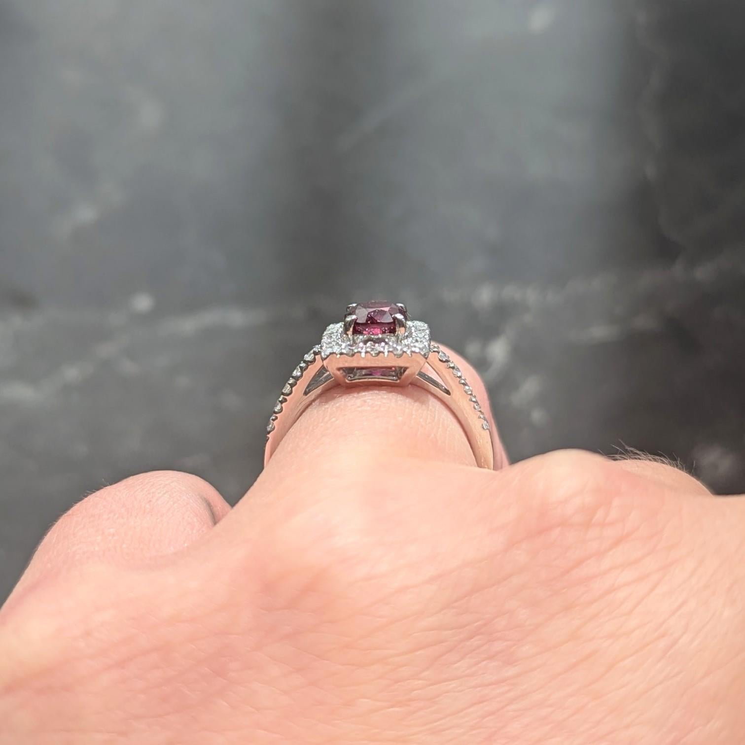 AM Contemporary 1.47 CTW Cushion Cut Ruby Diamond Platinum Square Halo Ring (bague à halo carré en platine) en vente 3