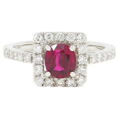 Zeitgenössischer 1.47 CTW Kissenschliff Rubin Diamant Platin Quadratischer Halo Ring