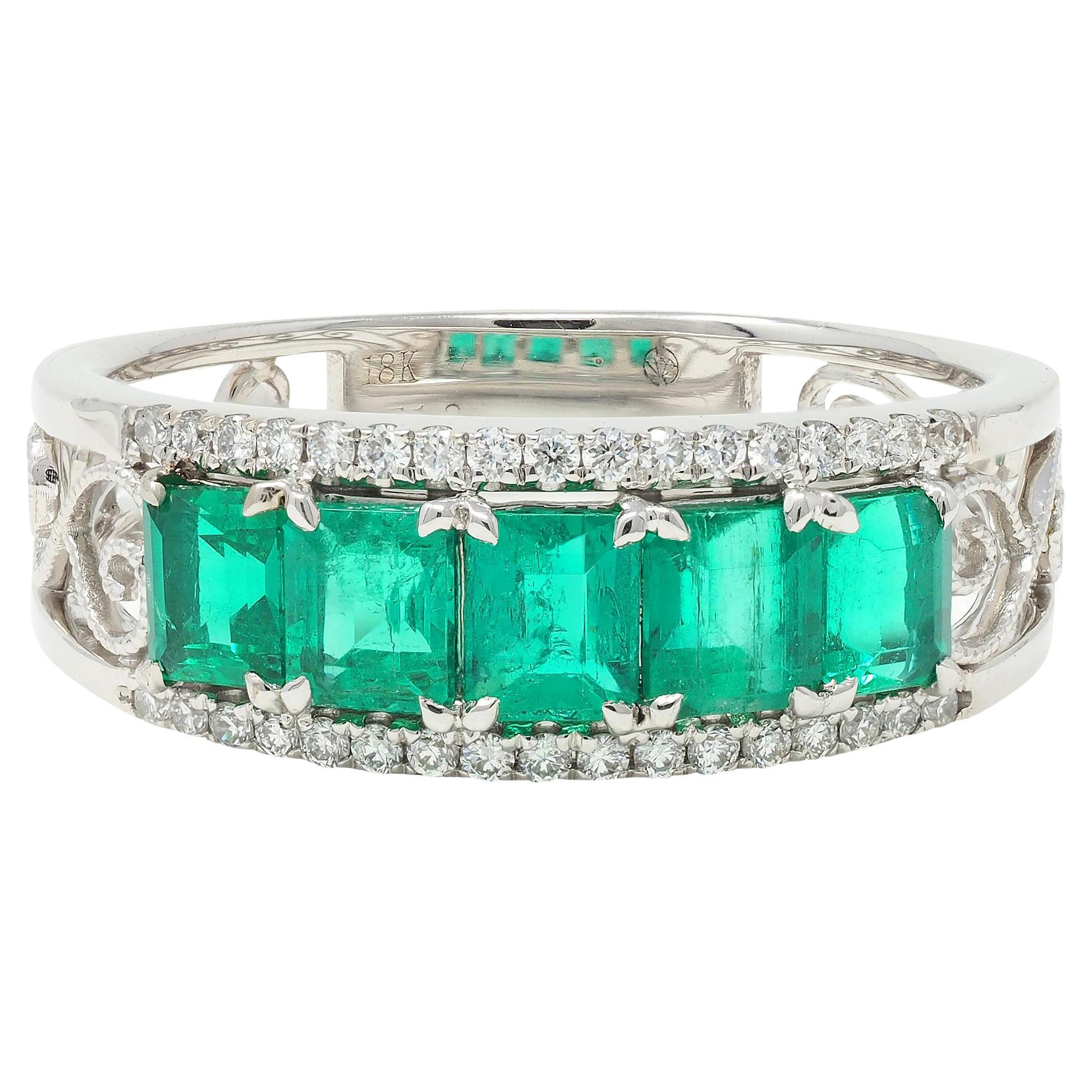 Contemporary 1.47 CTW Emerald Diamond 18 Karat White Gold Heart Band Ring For Sale